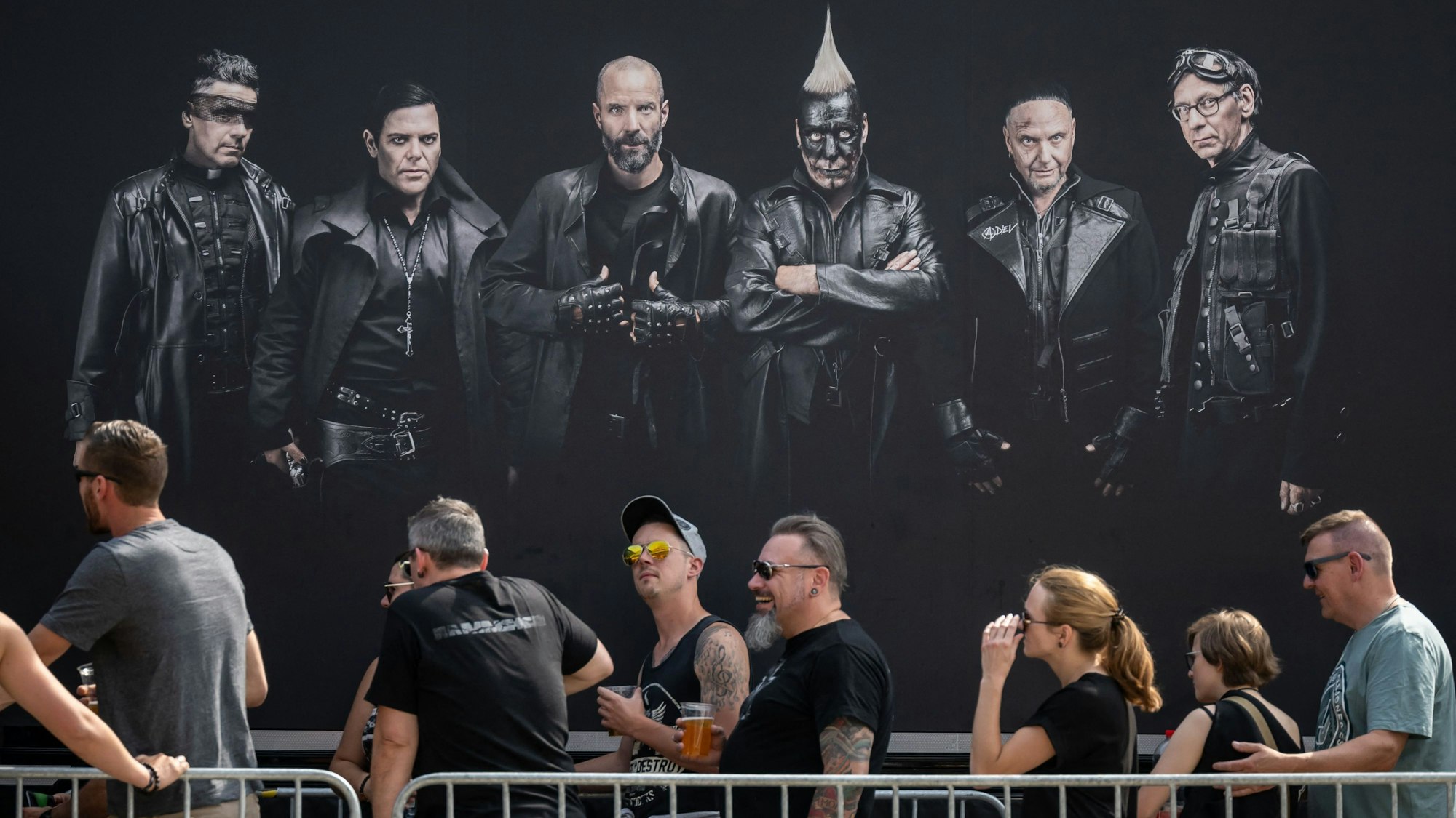 Konzertbesucher bei einem Rammstein-Konzert in Bern am 17. Juni. Viele Auftritte wurden nach den Vorwürfen gegen Sänger Till Lindemann von Demonstrationen begleitet.