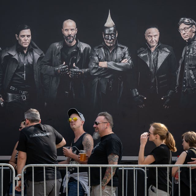 Konzertbesucher bei einem Rammstein-Konzert in Bern am 17. Juni. Viele Auftritte wurden nach den Vorwürfen gegen Sänger Till Lindemann von Demonstrationen begleitet.