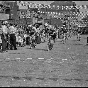 In der Kölner Südstadt nutzen die Menschen das Wetter im Sommer 1955 für ein Rollerrennen.