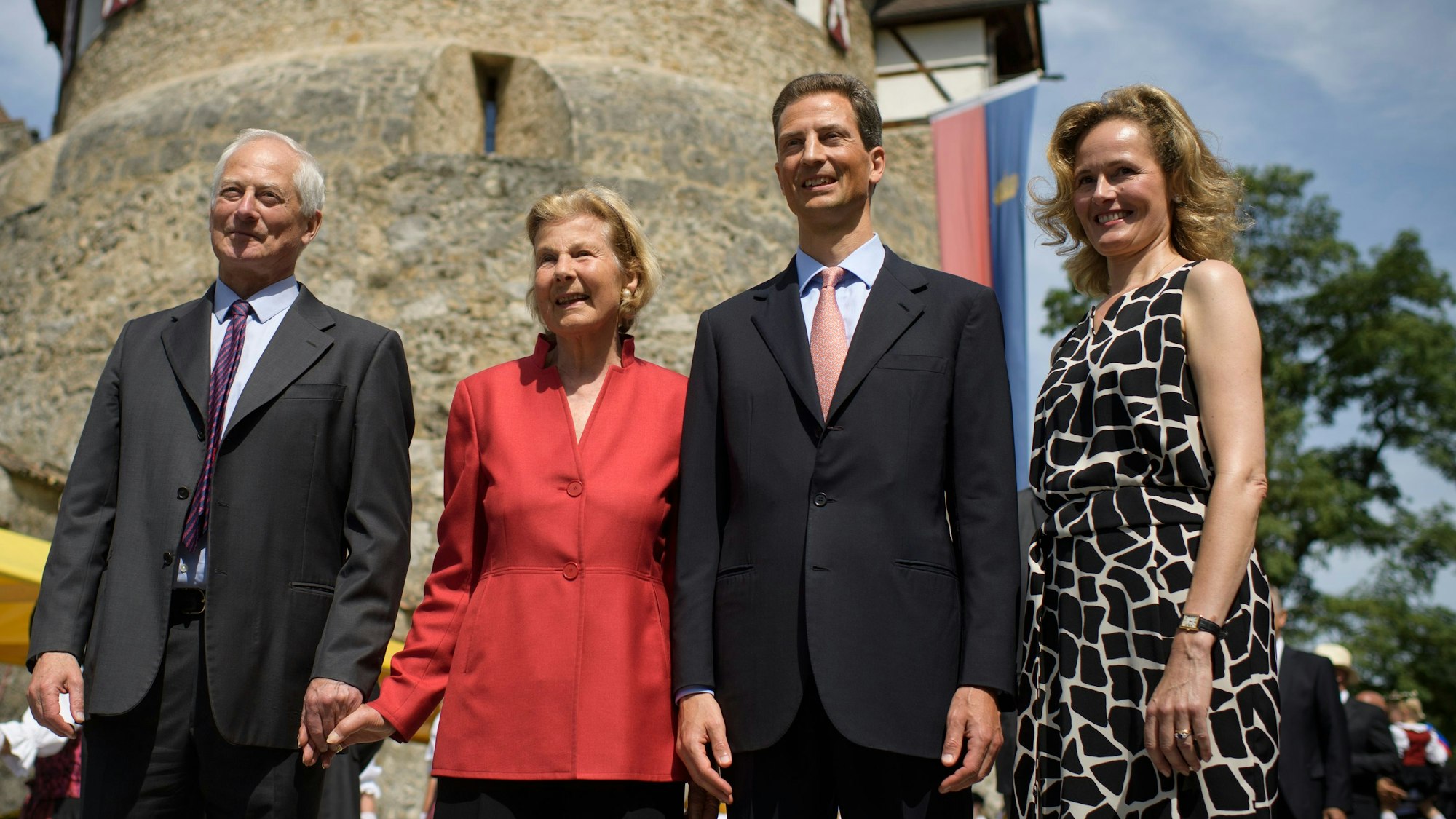 Die fürstliche Familie mit Fürst Hans-Adam II. von Liechtenstein (lr-), Fürstin Marie, Erbprinz Alois von und zu Liechtenstein und Erbprinzessin Sophie schreitet zum Liechtensteiner Staatsfeiertag.
