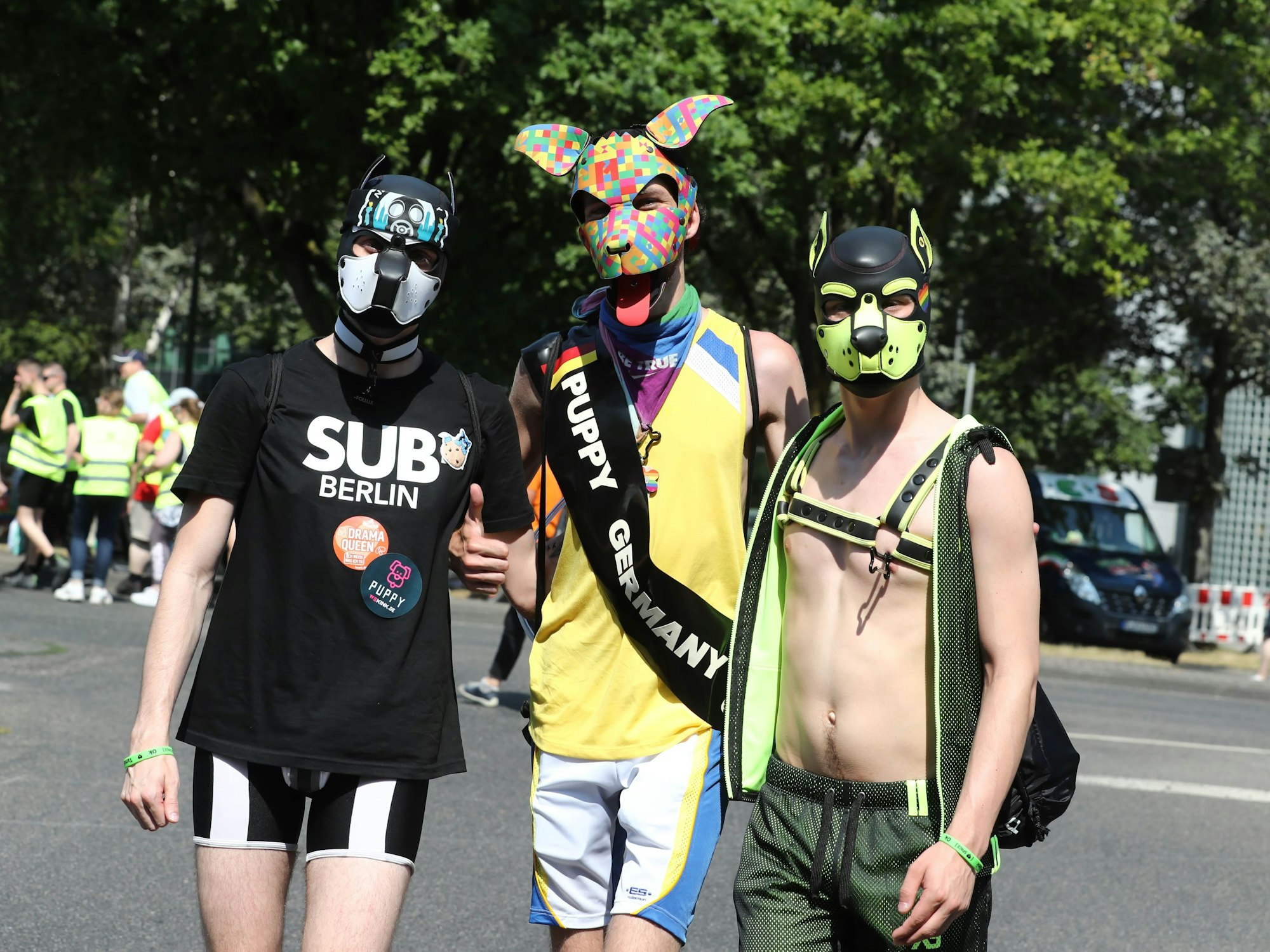 Drei Jungs amüsierten sich mit Puppy-Masken auf der CSD-Demo.

