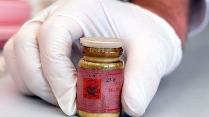 Eine Flasche mit Rattengift aus Thallium. Vor dem Kölner Landgericht beginnt am Montag ein Mordprozess gegen einen Angeklagten, der drei Frauen mit Thallium vergiftet haben soll.