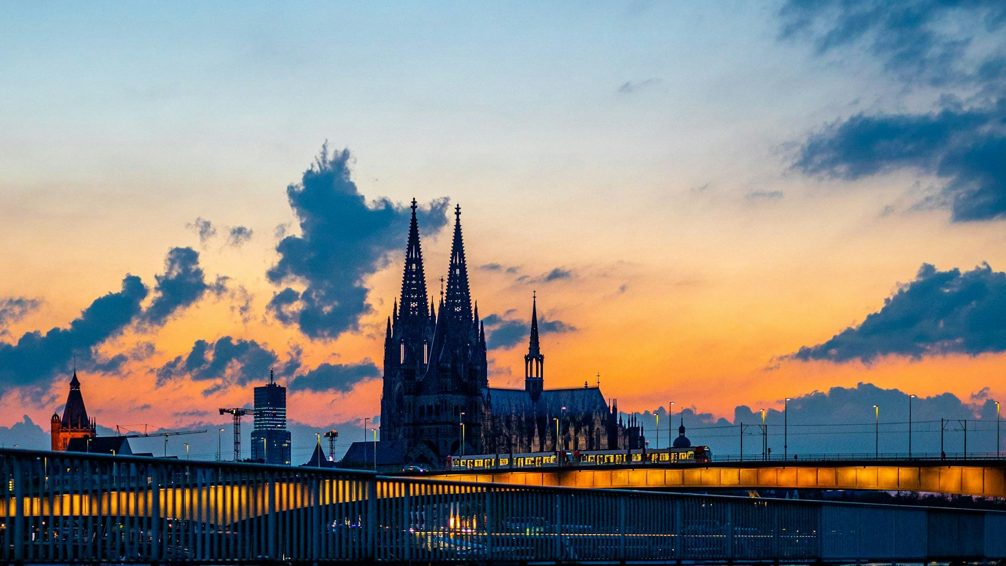 Das Stadtpanorama mit dem Kölner Dom