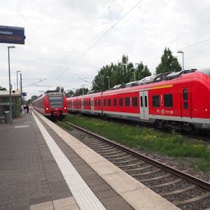 Das Foto zeigt zwei Regionalzüge, die am Pulheimer Bahnhof Halt machen.&nbsp;