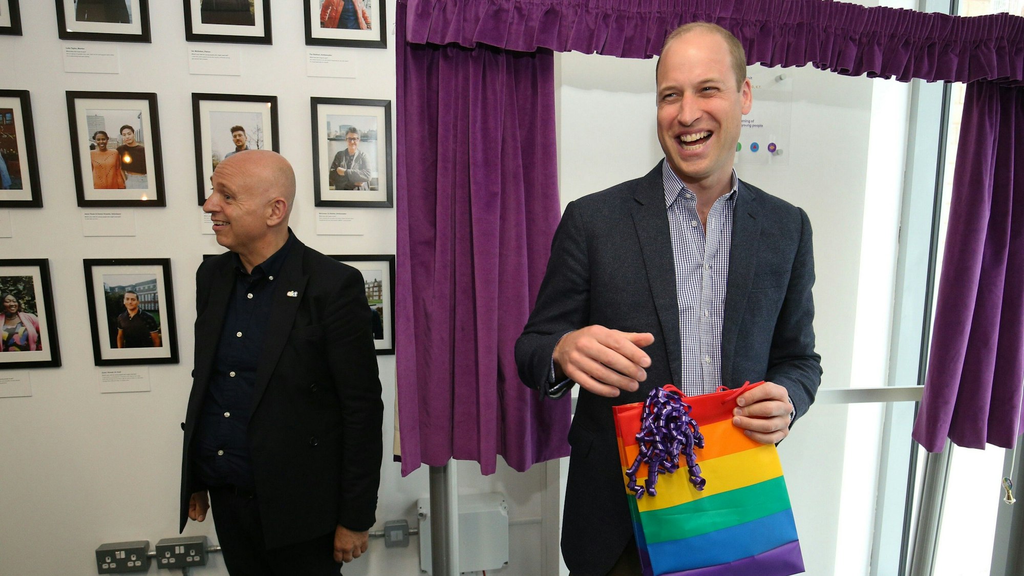 Prinz William reagierte auf ein Geschenk, das ihm der Geschäftsführer des Trusts, Tim Sigsworth, überreichte, als er den Albert Kennedy Trust in London besuchte.