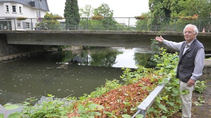 Prof. Bernhard Kunst weist auf Rückstau von Wasser an der Rathausbrücke Hoffnungsthal hin