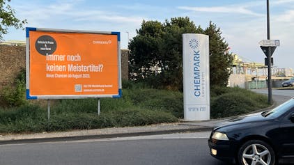 Currenta-Poster am Chempark, Hauptstraße.