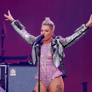 Pink steht am 8. Juli auf der Bühne im Kölner Rhein-Energie-Stadion. Die US-Erfolgssängerin trat beim Auftritt ins Rammstein-Fettnäpfchen, nun hat sie sich noch einmal zu dem Fall geäußert.