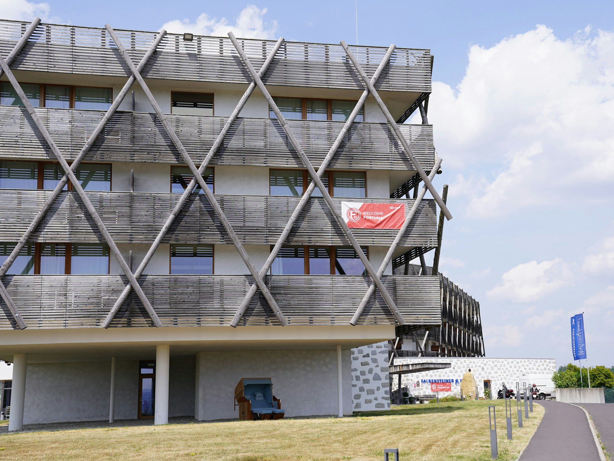 Blick auf das Teamhotel von Fortuna Düsseldorf beim Sommer-Trainingslager in Österreich.