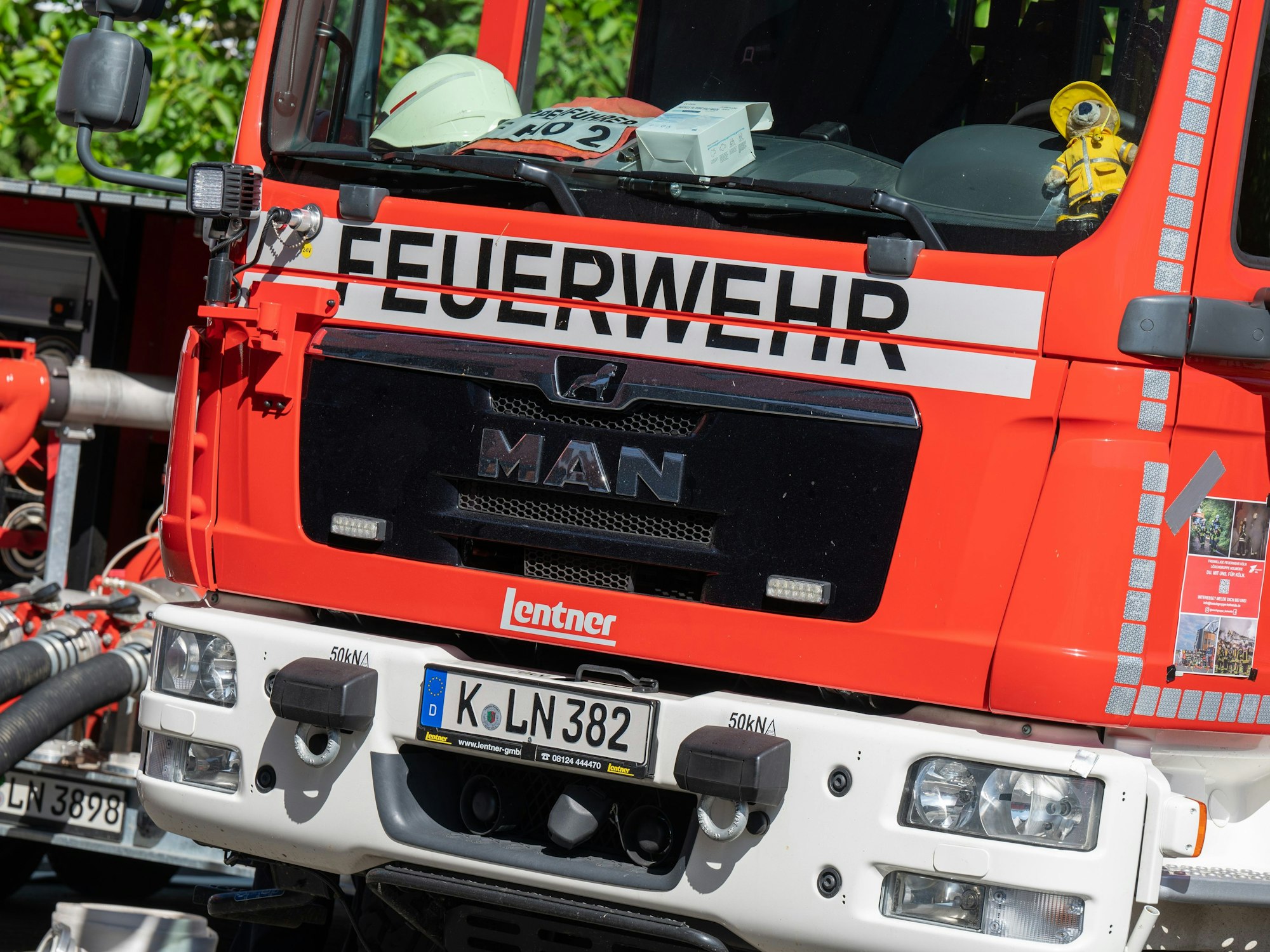 Ein Einsatzfahrzeug der Kölner Feuerwehr ist von vorne zu sehen.
