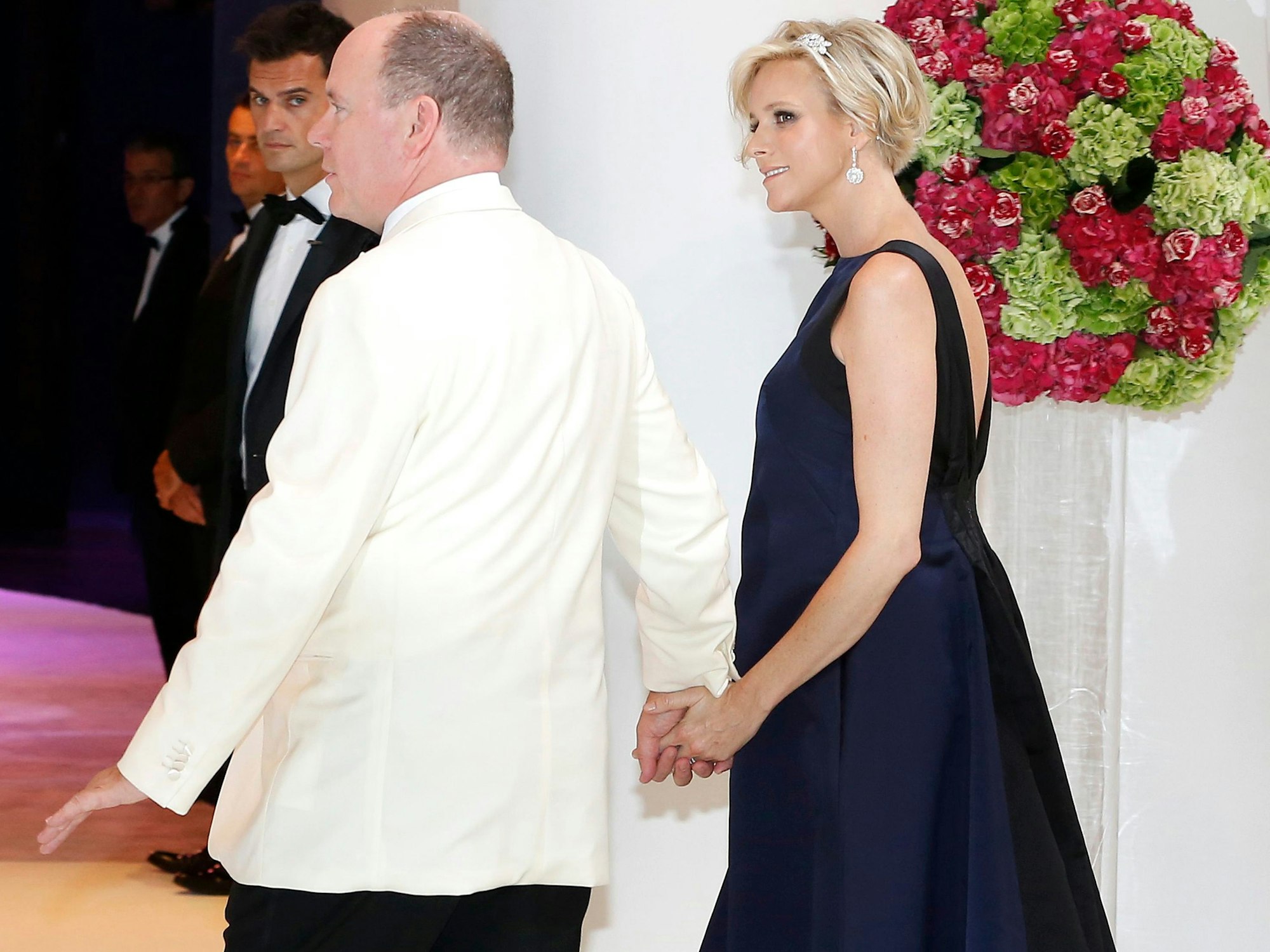 Auf dem traditionellen Rot-Kreuz-Ball 2014 zeigt sich der Fürst stolz mit seiner schwangeren Ehefrau Charlène.