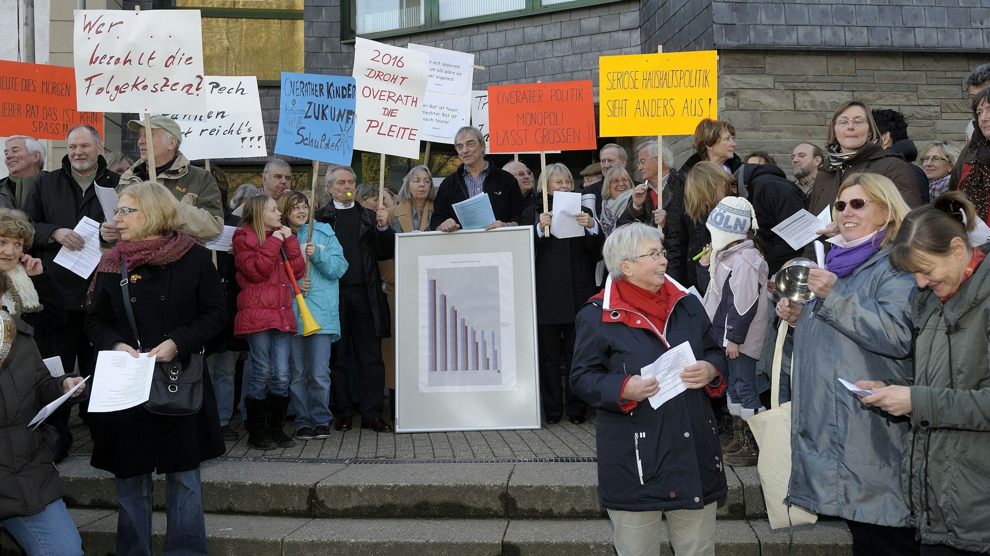 Overather Bürger demonstrierten 2011 vor dem Bürgerhaus gegen die städtische Finanzpolitik.