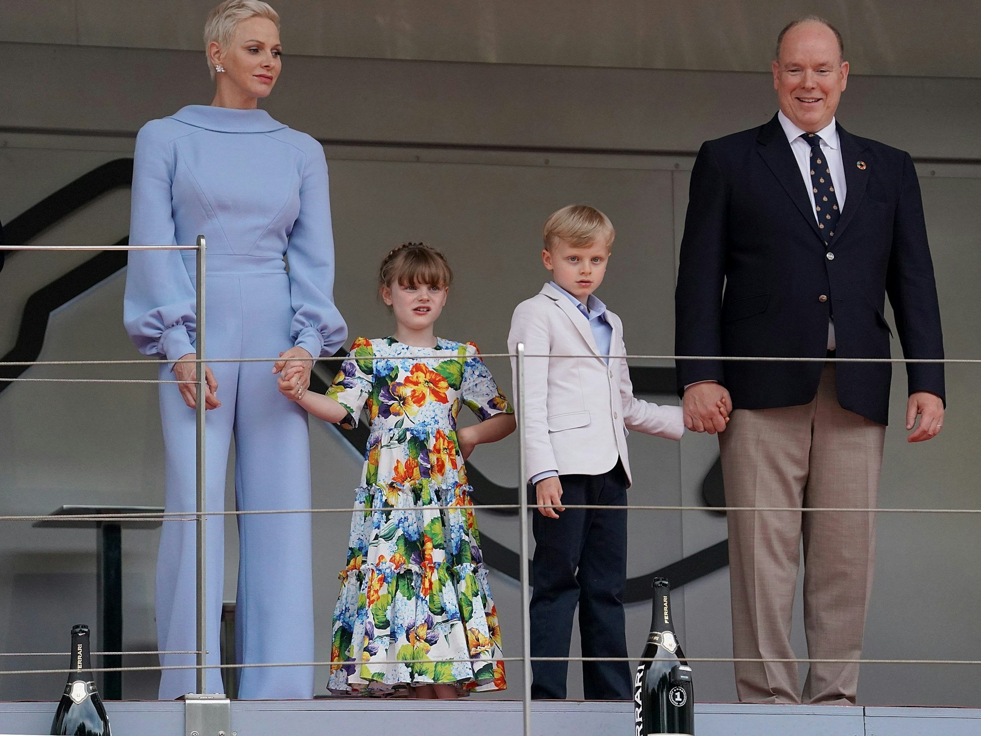 Fürstin Charlene, die Zwillinge, Prinzessin Gabriella und Prinz Jacques, und Fürst Albert II. von Monaco nehmen auf dem Podium an der Siegerehrung teil.