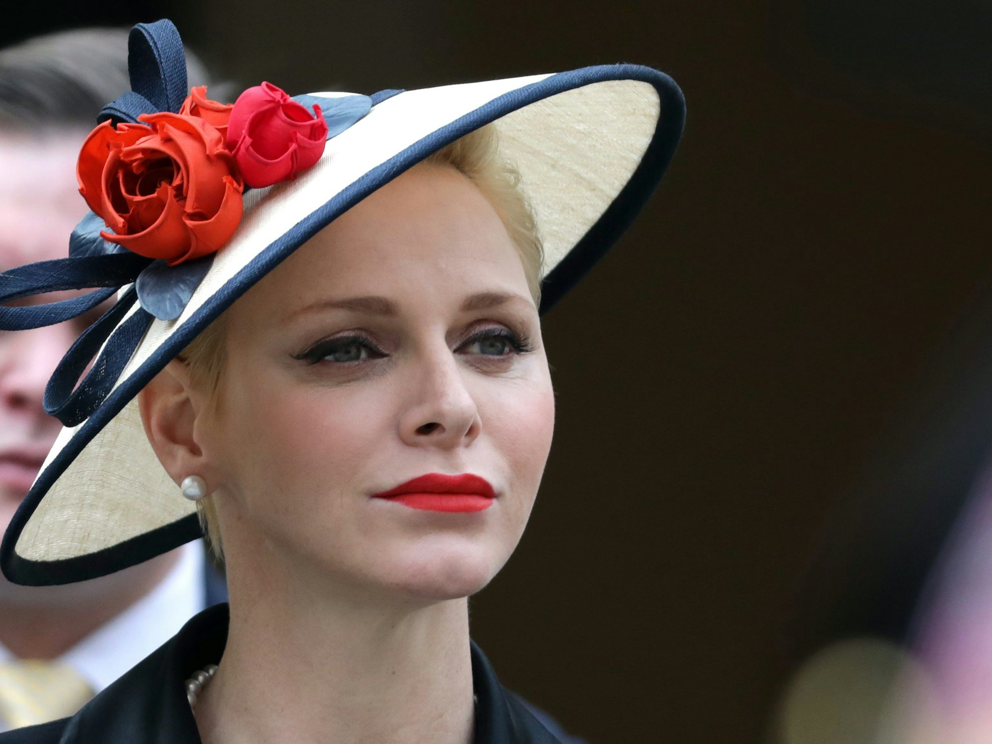 Charlène von Monaco präsentiert am Nationalfeiertag die Landesfarben rot und weiß in ihrem Hut.