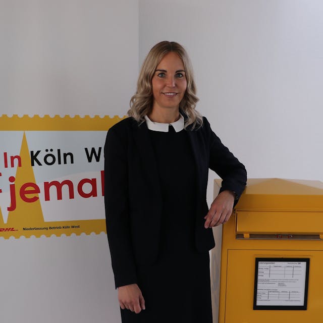 Das Bild zeigt Katharina Putz an einem Briefkasten
