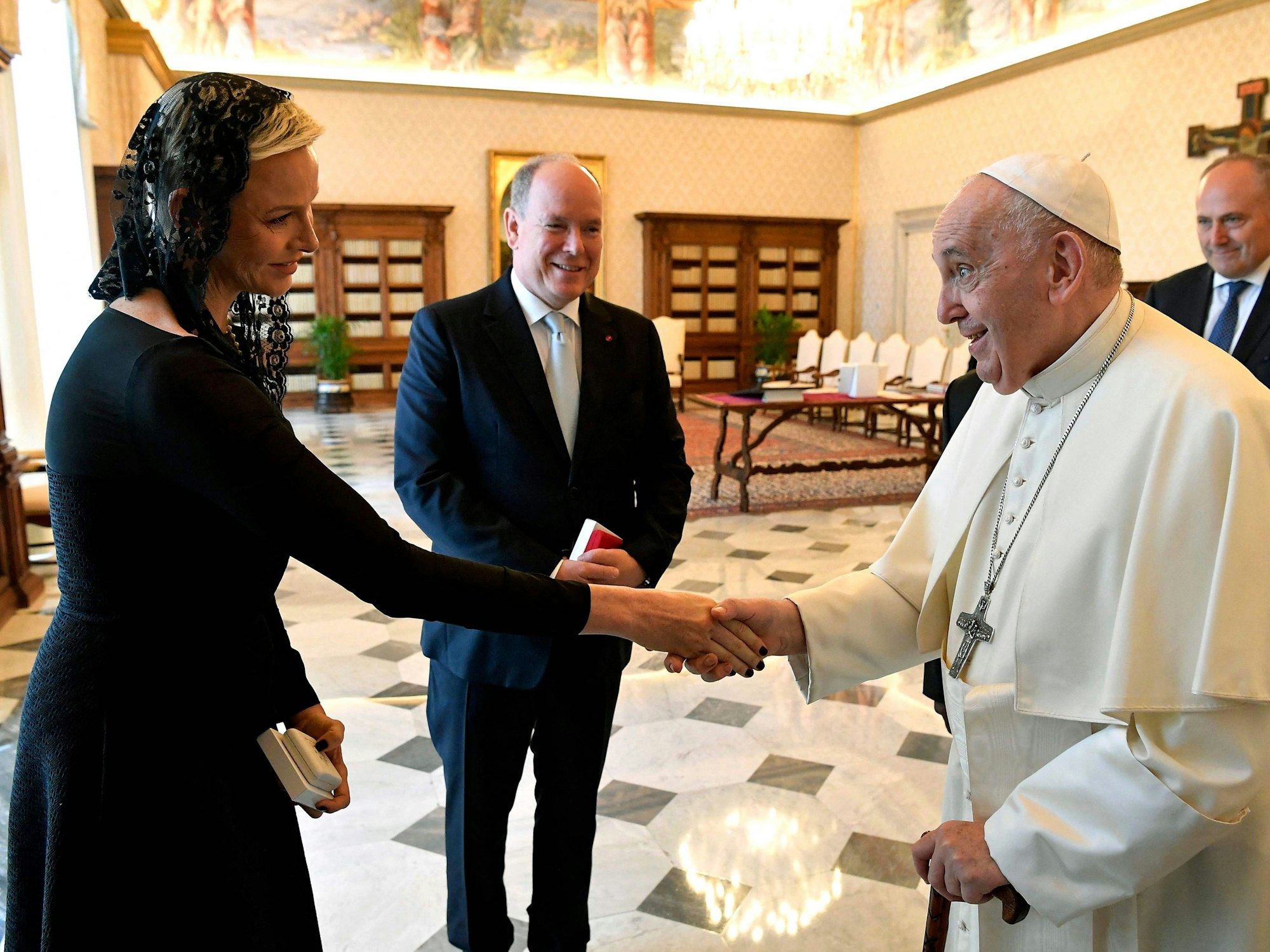 Das Fürstenpaar ist im Juli 2022 zu Besuch im Vatikan und wird von Papst Franziskus begrüßt.