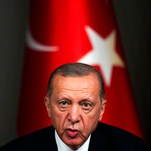 ARCHIV - 08.07.2023, Türkei, Istanbul: Recep Tayyip Erdogan, Präsident der Türkei, spricht zu Journalisten während einer gemeinsamen Pressekonferenz mit dem ukrainischen Präsidenten Selenskyj nach ihrem Treffen in Istanbul.