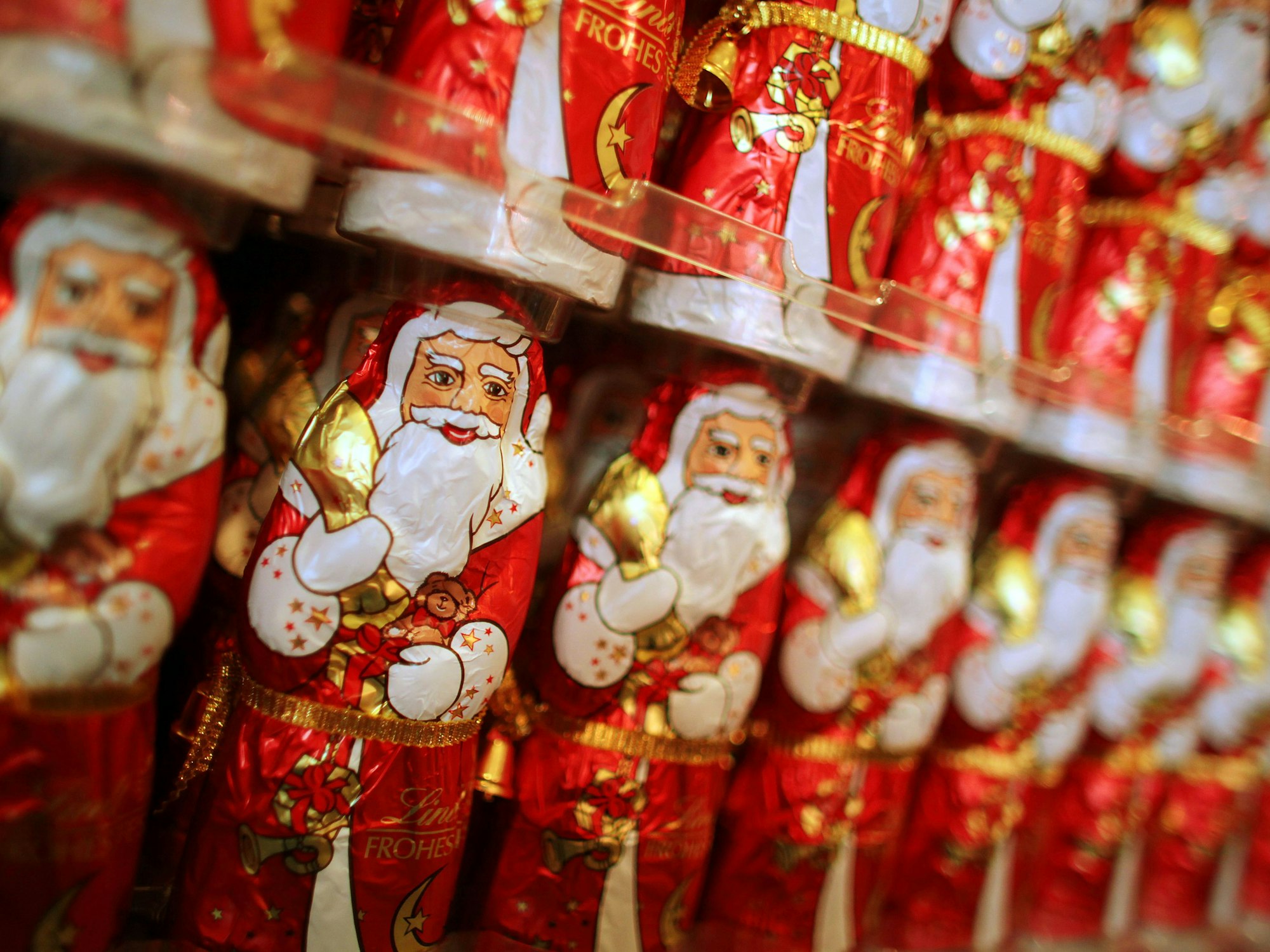 Schokoladen-Weihnachtsmänner aufgereiht im Schokoladenmuseum in Köln.