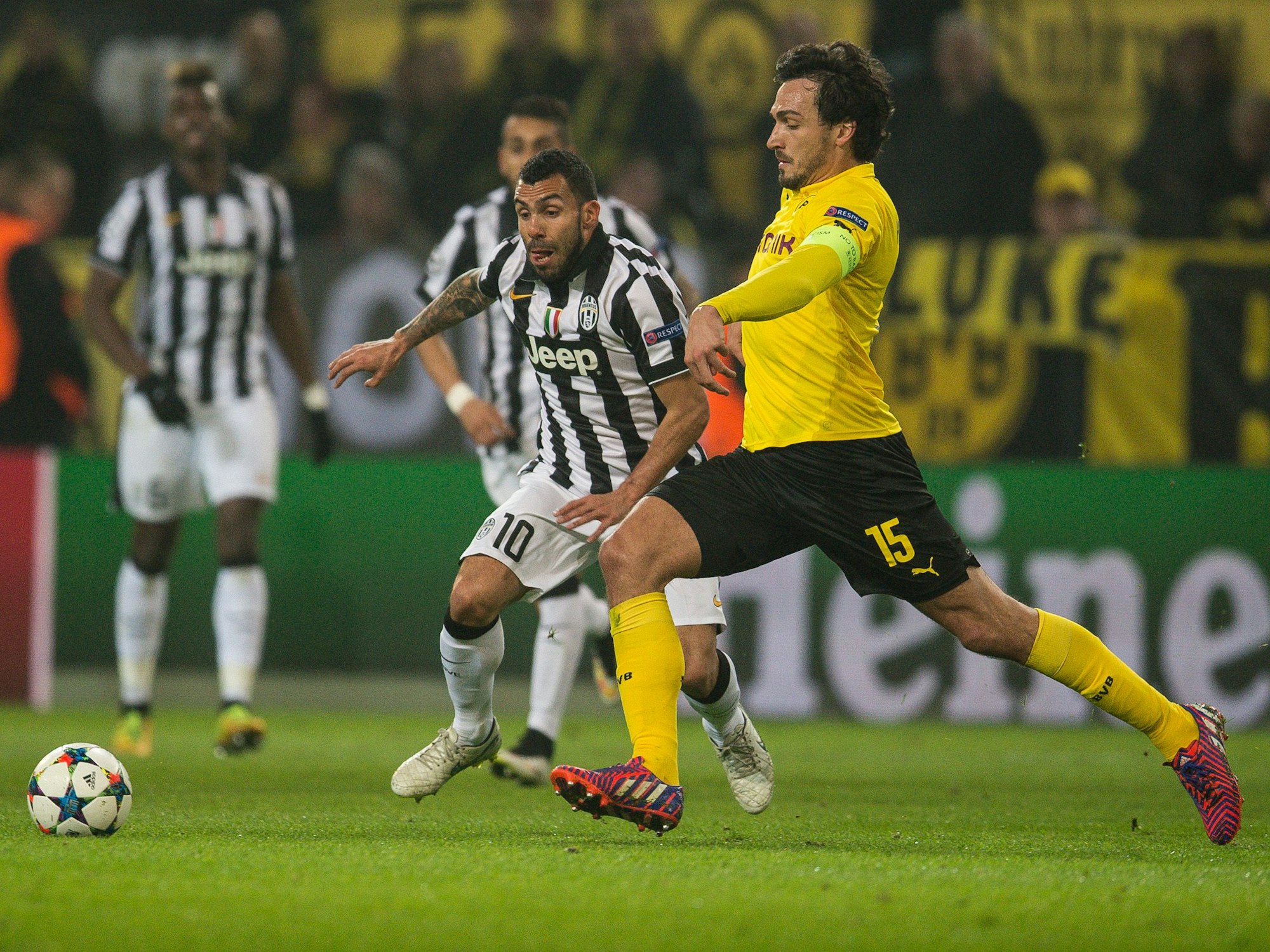 Turins Carlos Tevez und Dortmunds Mats Hummels kämpfen um den Ball.