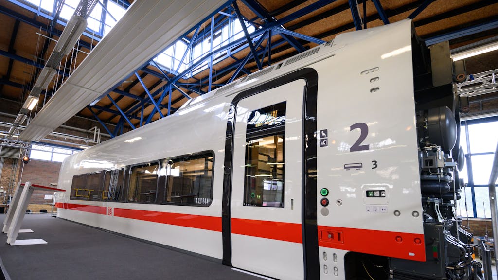 Ein Wagen des Modells steht bei der Vorstellung des neuen ICE L durch die Deutsche Bahn im Bahnwerk Grunewald.