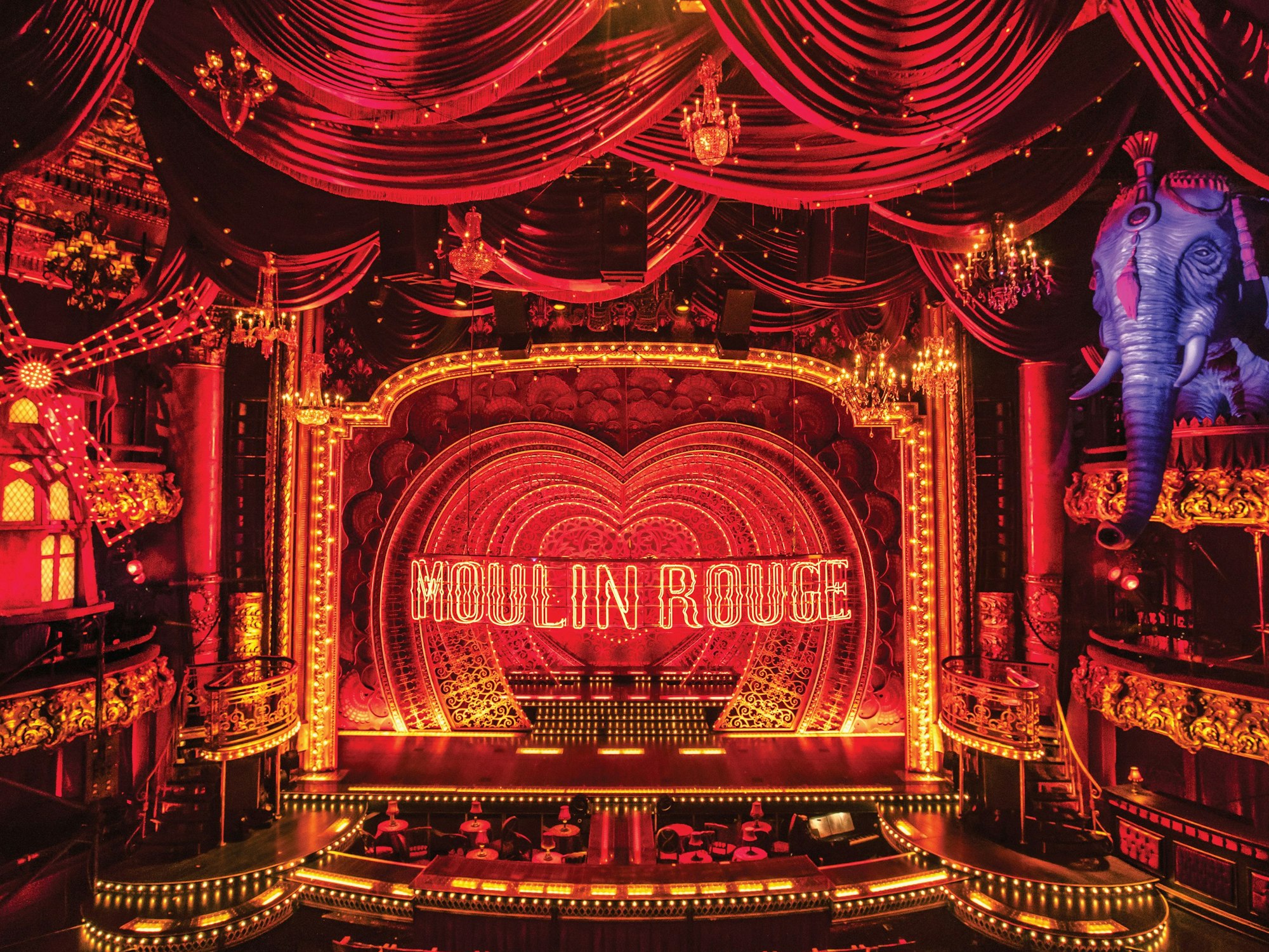 Das Bühnenbild von Moulin Rouge in Köln: Für die hereinkommenden Zuschauerinnen und Zuschauer ein erster Wow-Effekt.