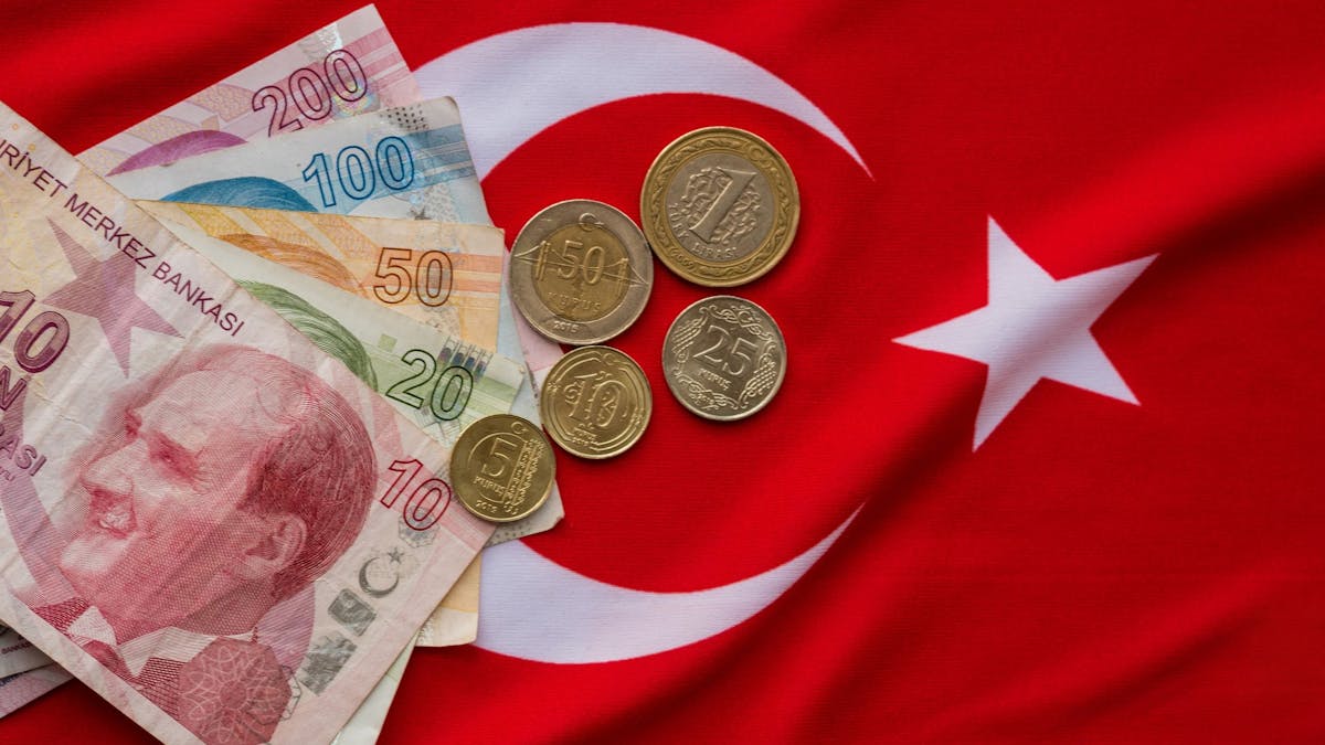 Türkische Lira liegen auf einer Türkeiflagge.