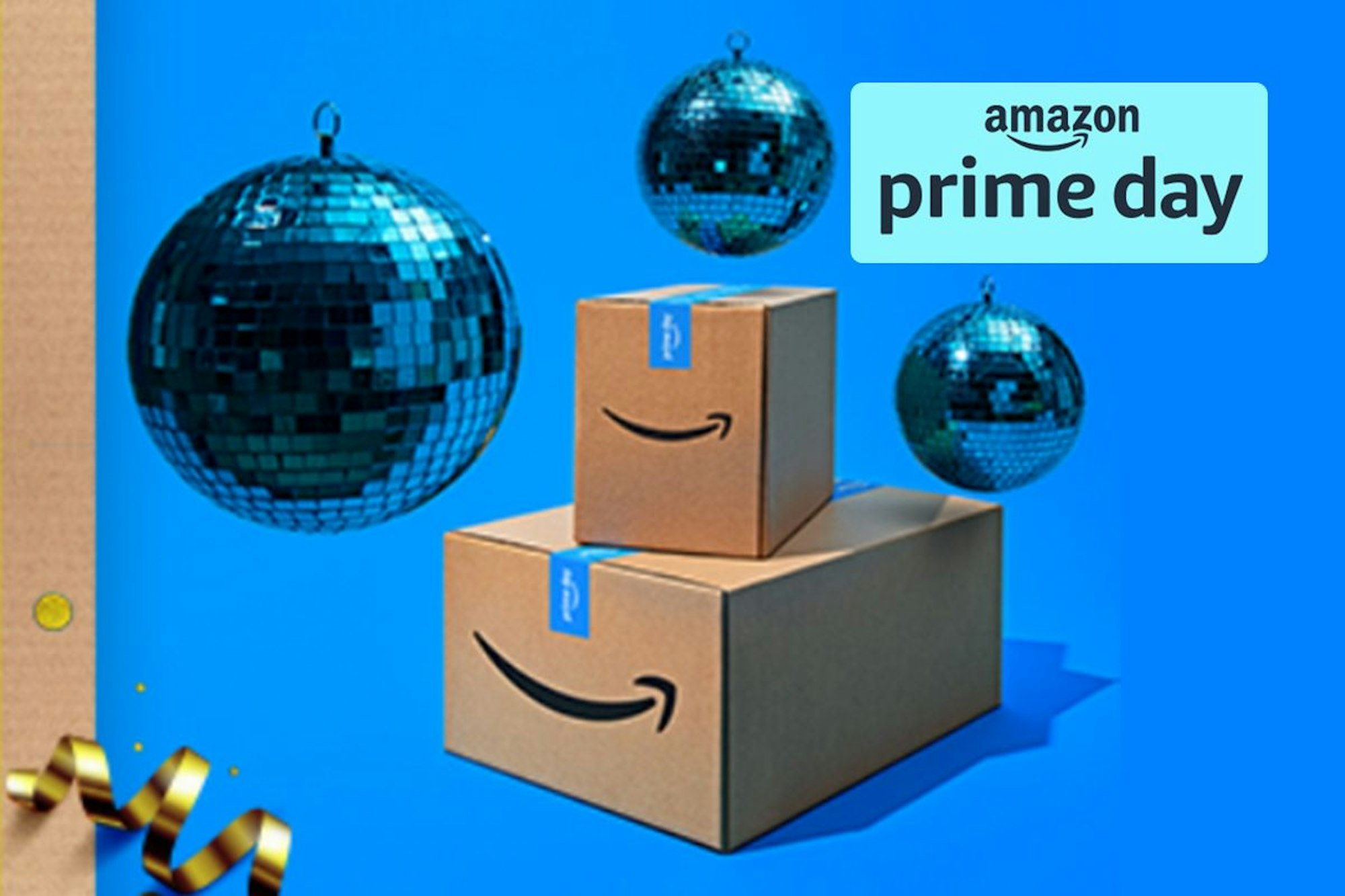 Amazon Prime Day Bild. Amazon Pakete mit dekorativen Kugeln.