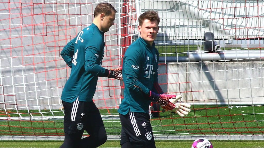 Alexander Nübel und Manuel Neuer laufen sich im Training des FC Bayern warm.