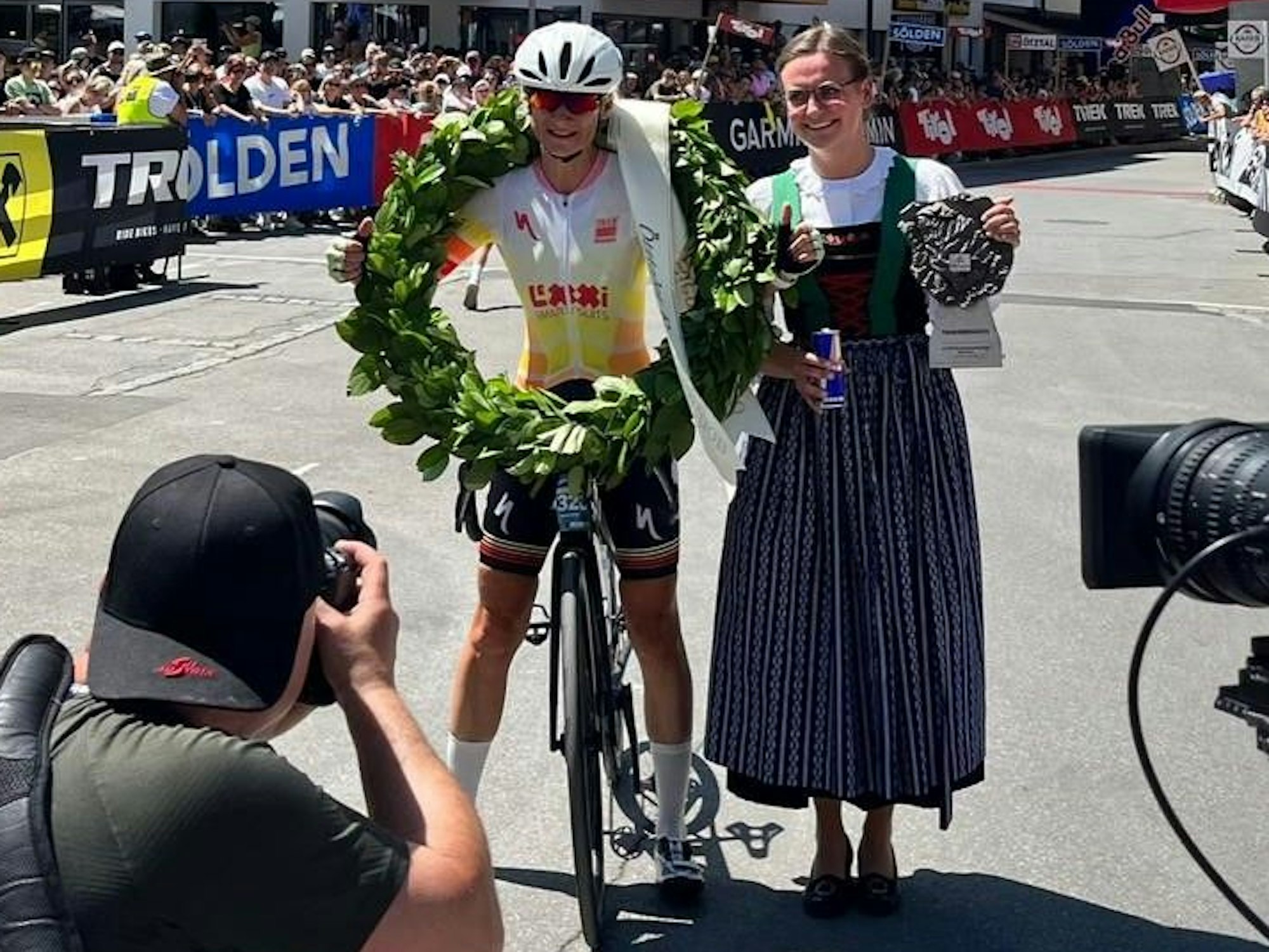 Janine Meyer im Ziel – mit Lorbeerkranz nach dem Sieg beim Ötztaler Radmarathon