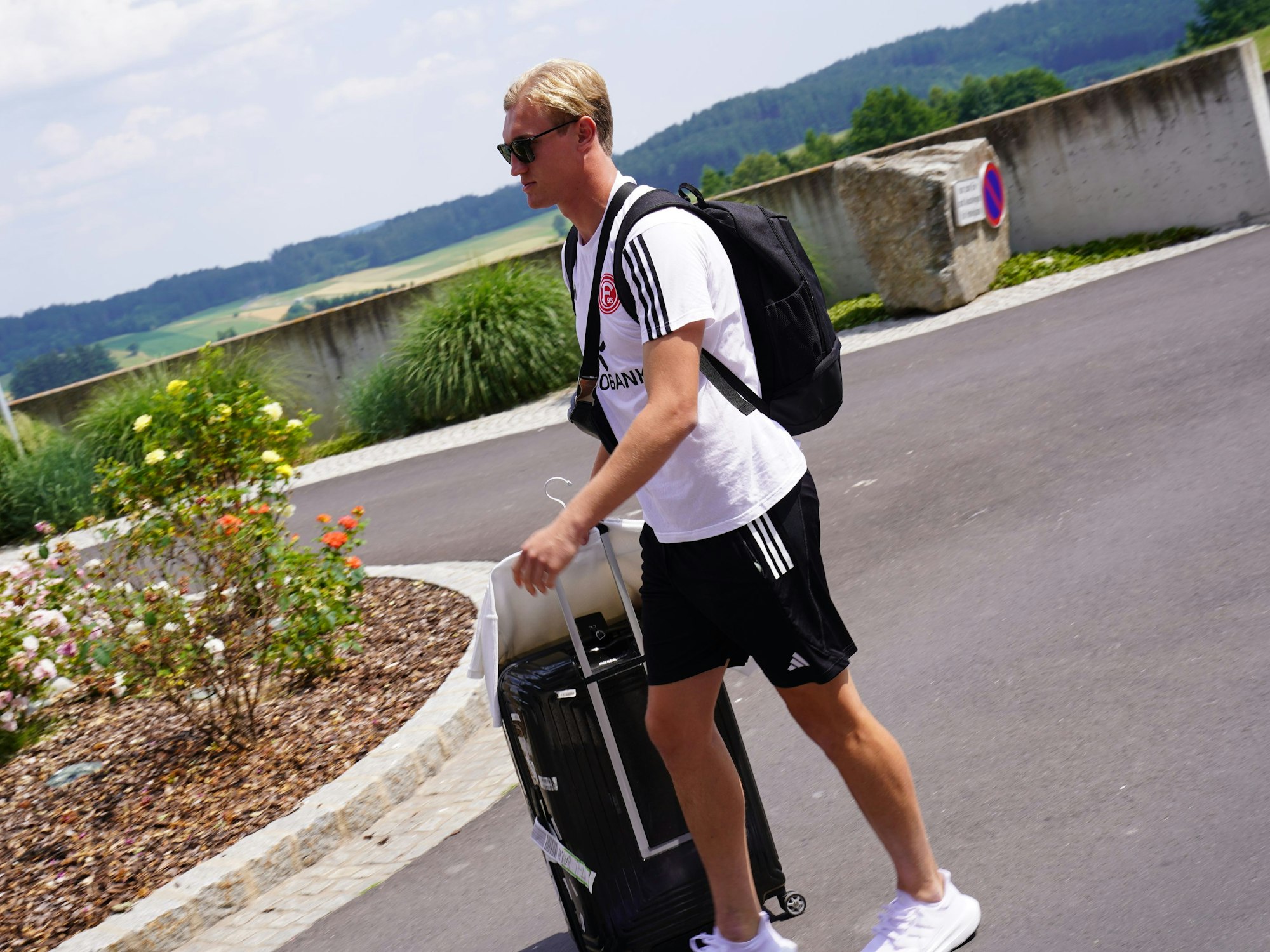 Christoph Klarer kommt als erster Fortuna-Profi mit seinem Koffer im Teamhotel an.