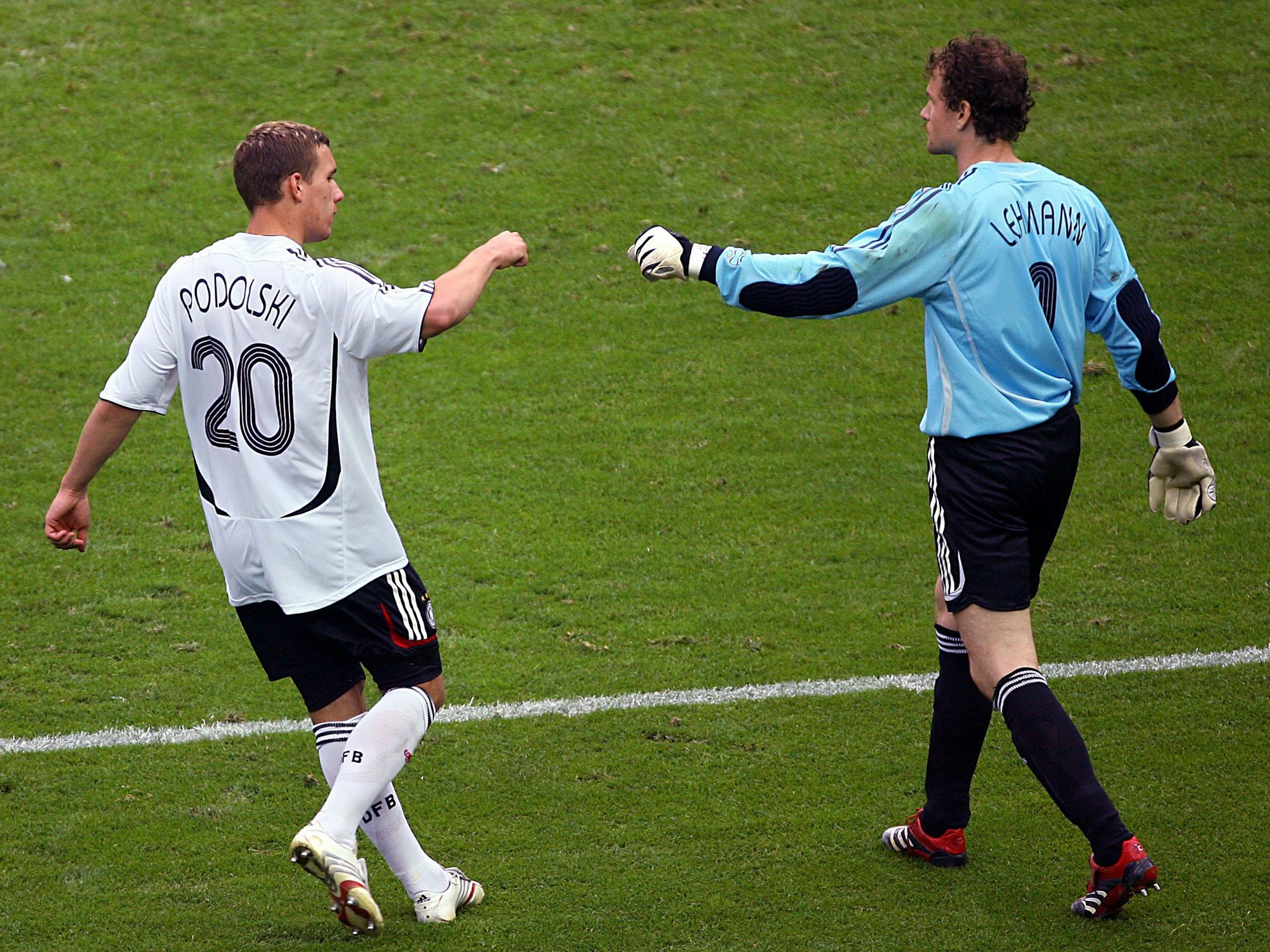 Jens Lehmann und Lukas Podolski geben sich die Faust.