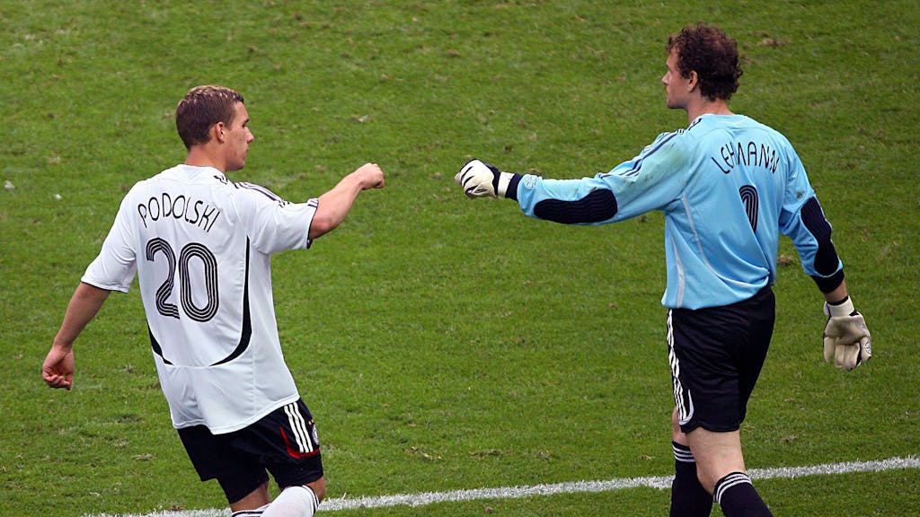 Jens Lehmann und Lukas Podolski geben sich die Faust.