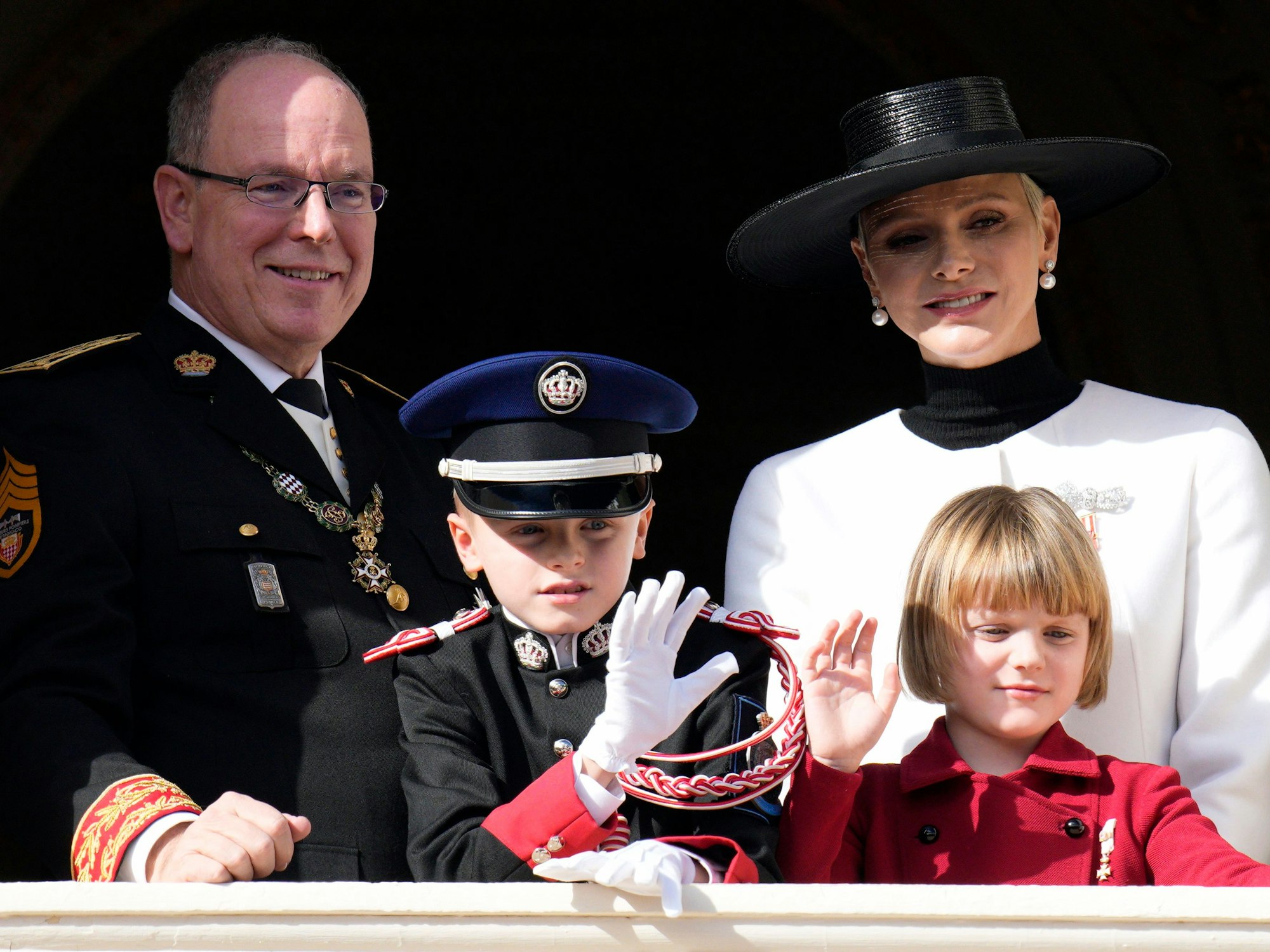 Gemeinsam mit den Kindern zeigt sich das Fürstenpaar im November 2022 am Fenster des Palastes anlässlich des Nationalfeiertages.