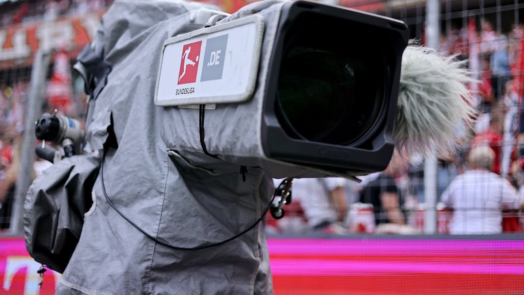 Eine Fernsehkamera steht bei einem Bundesliga-Spiel im Rhein-Energie-Stadion in Köln.