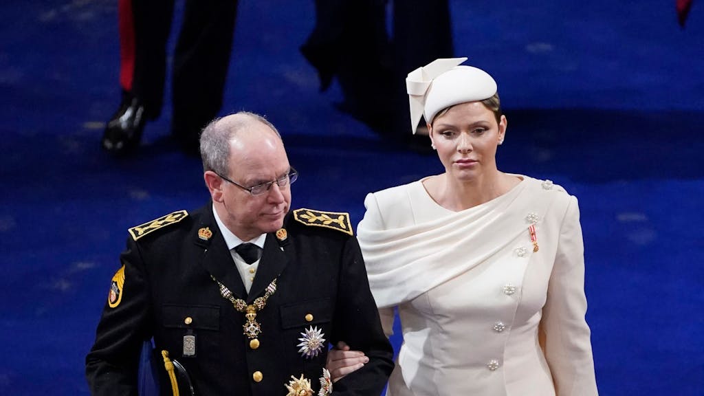 Fürst Albert II. und Fürstin Charlène von Monaco haben deutsche Vorfahren. Hier sieht man das Fürstenpaar bei König Charles' Krönung im Mai.