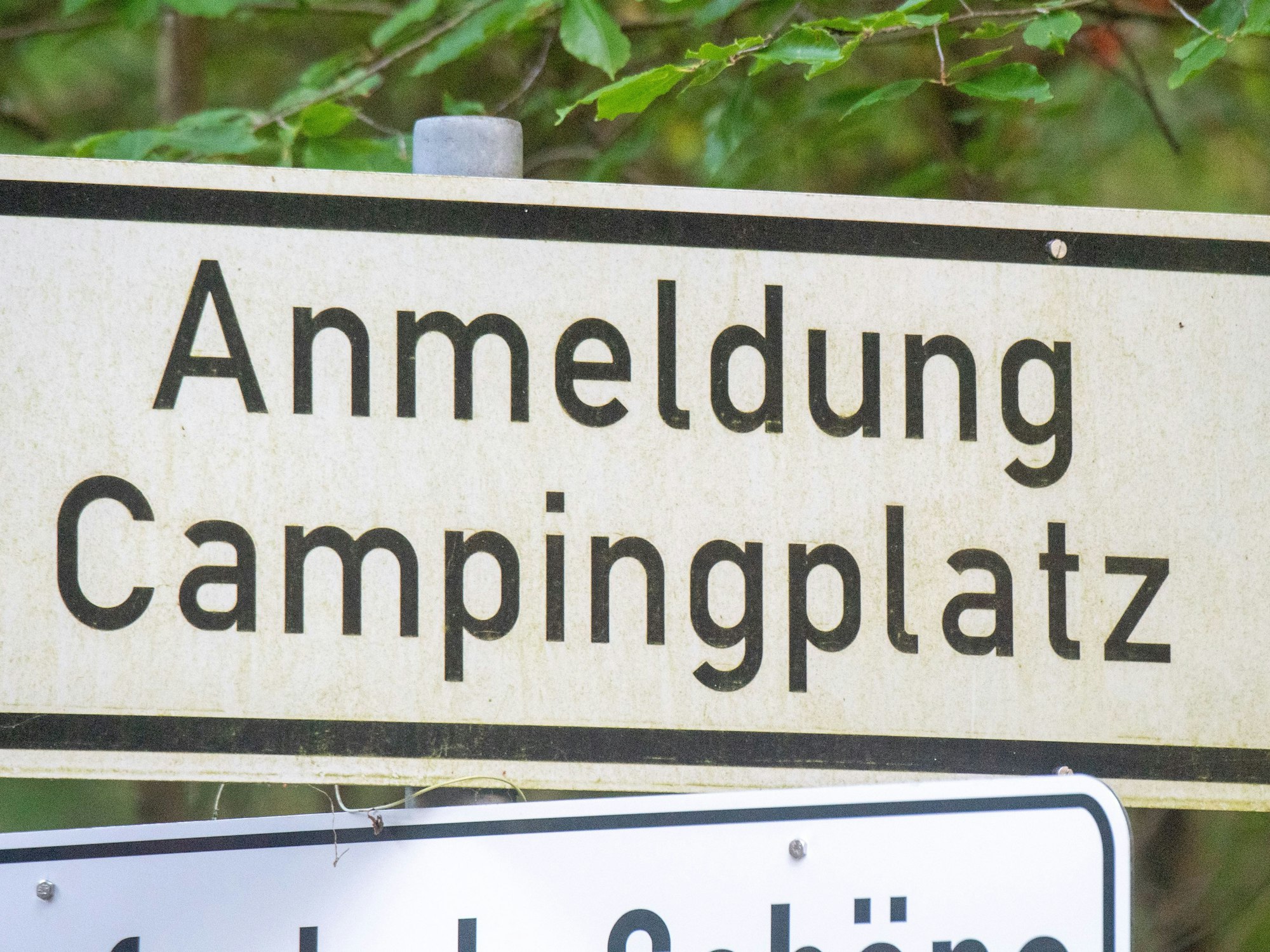 Campingplatz-Hinweisschild auf Usedom