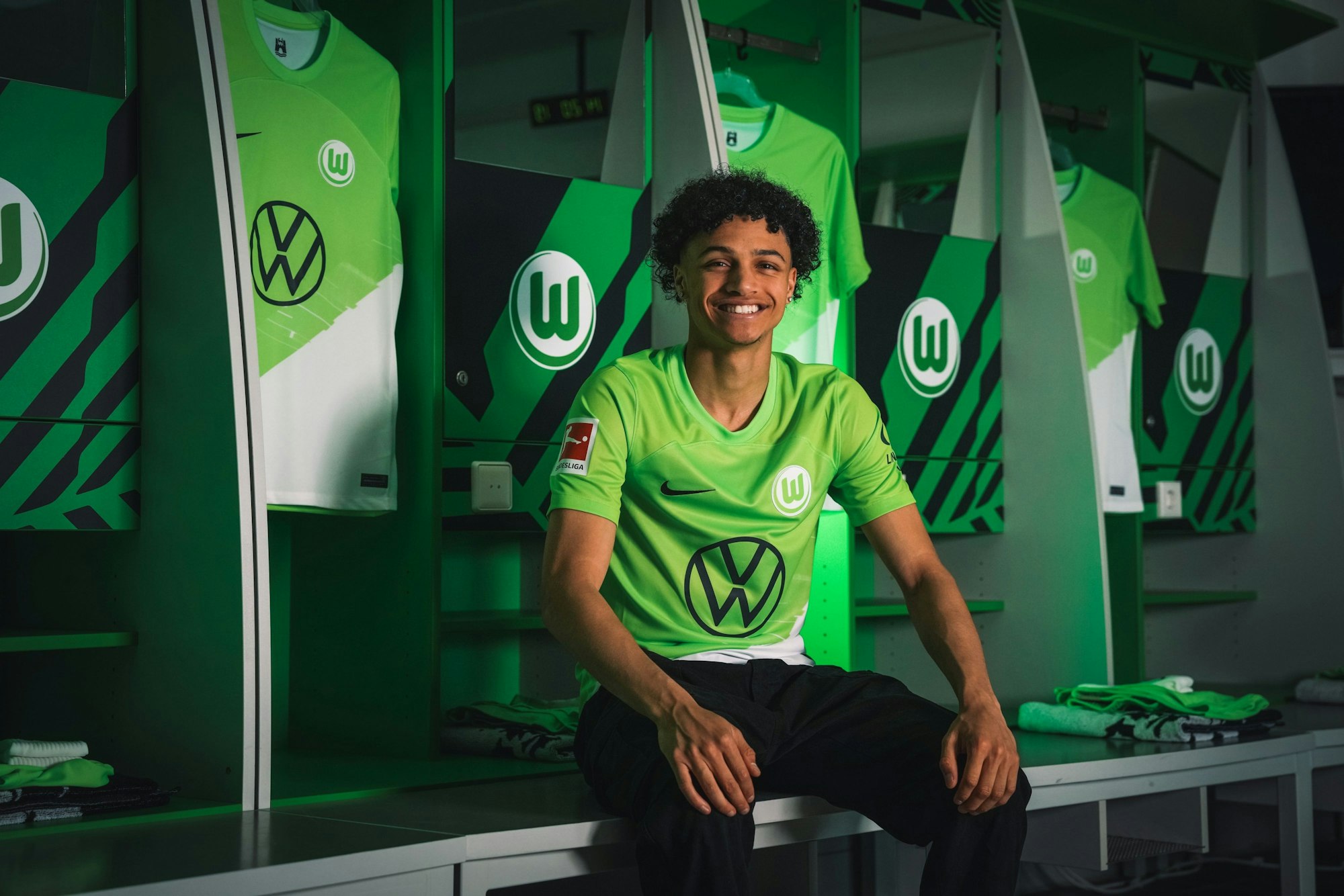 Wolfsburgs Kevin Paredes posiert im neuen Wolfsburg Trikot in der Kabine der Mannschaft.