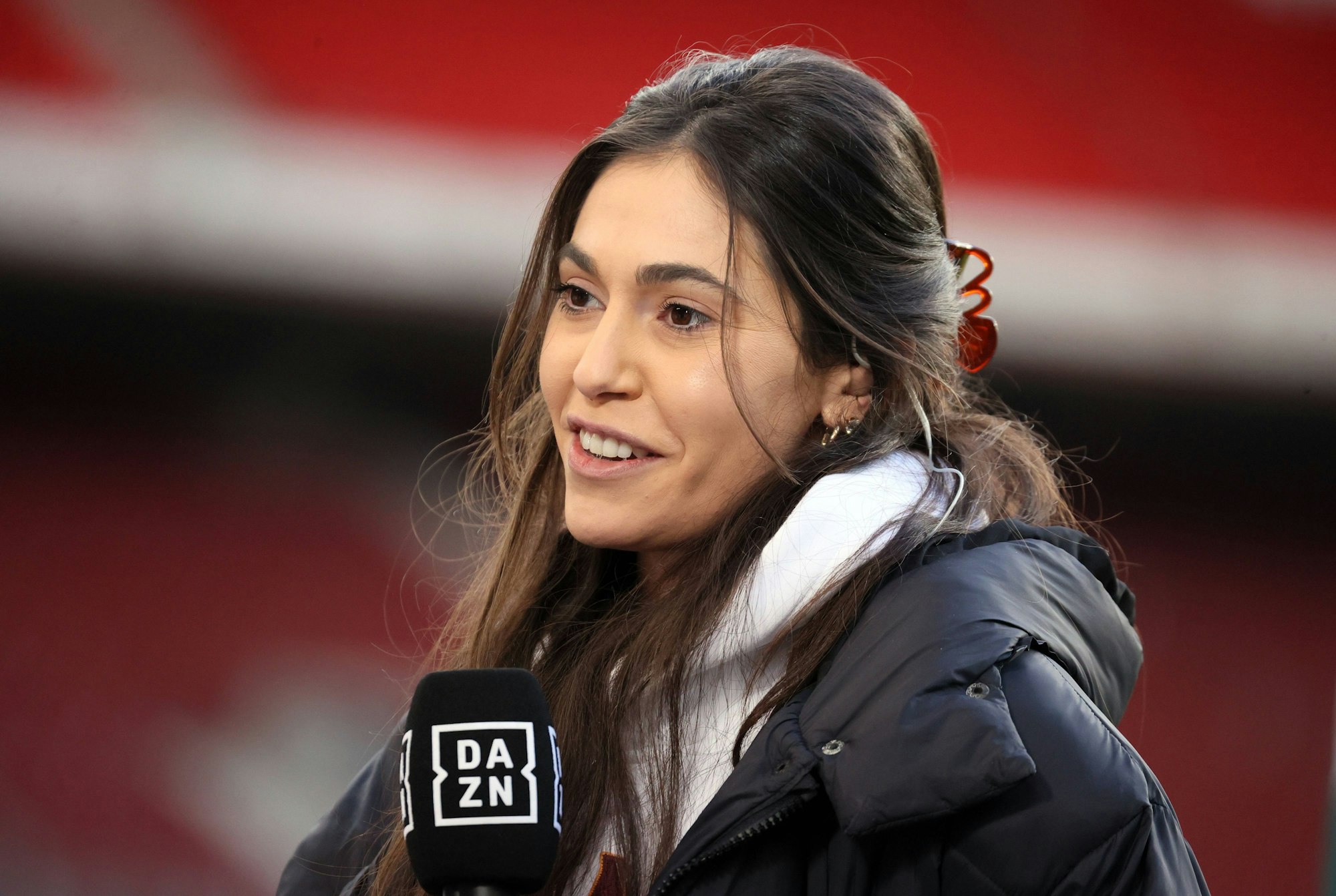 DAZN-Reporterin Ann-Sophie Kimmel steht beim Spiel zwischen dem VfB Stuttgart und Hertha BSC am Spielfeldrand.