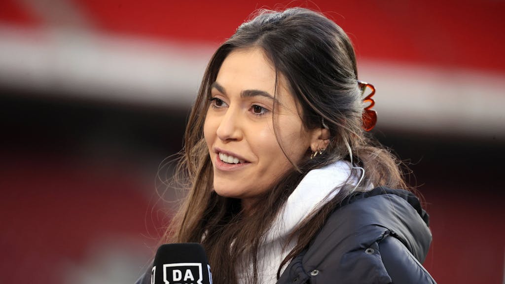 DAZN-Reporterin Ann-Sophie Kimmel steht beim Spiel zwischen dem VfB Stuttgart und Hertha BSC am Spielfeldrand.
