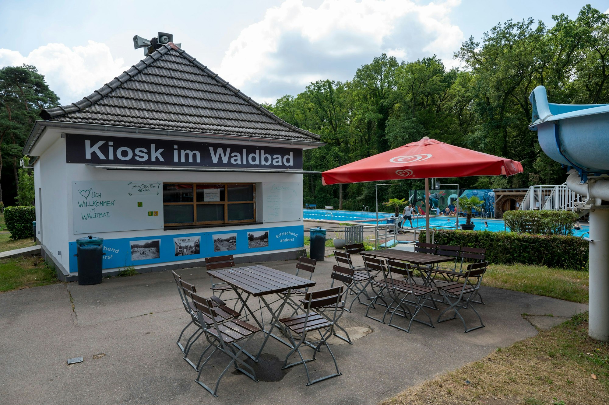 Das Bild zeigt denKiosk im Waldbad in Köln-Dünnwald.