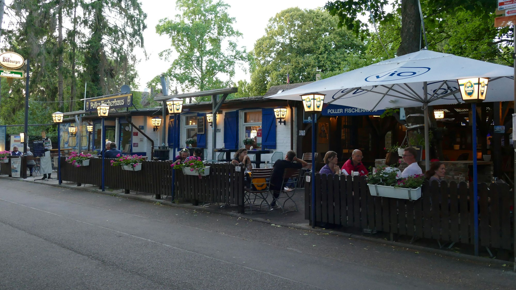 Der Biergarten im Poller Fischerhaus, direkt am Poller Rheinufer.
