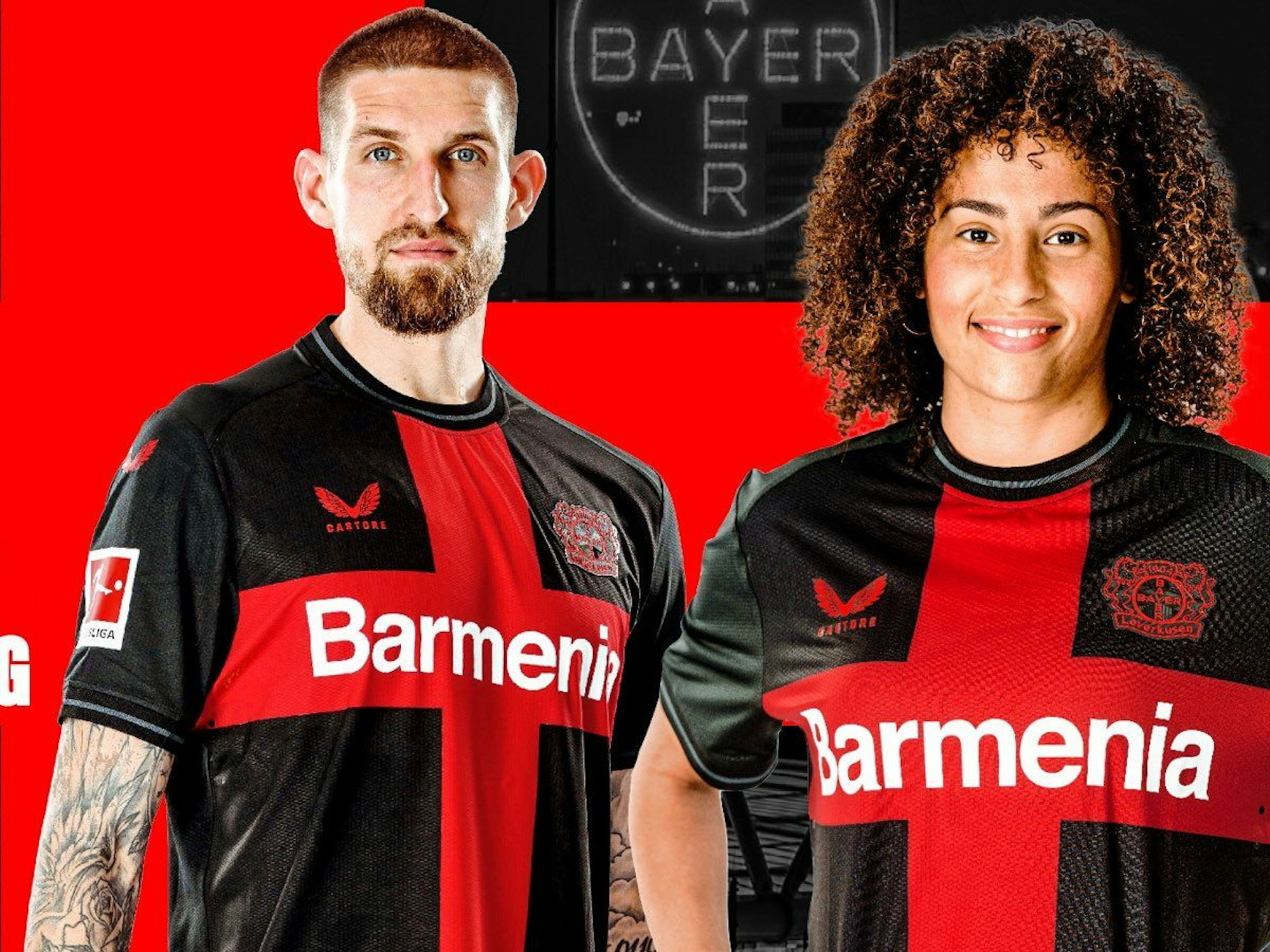 Spieler und Spielerinnen der Leverkusener Profiabteilung posieren mit dem neuen Trikot.