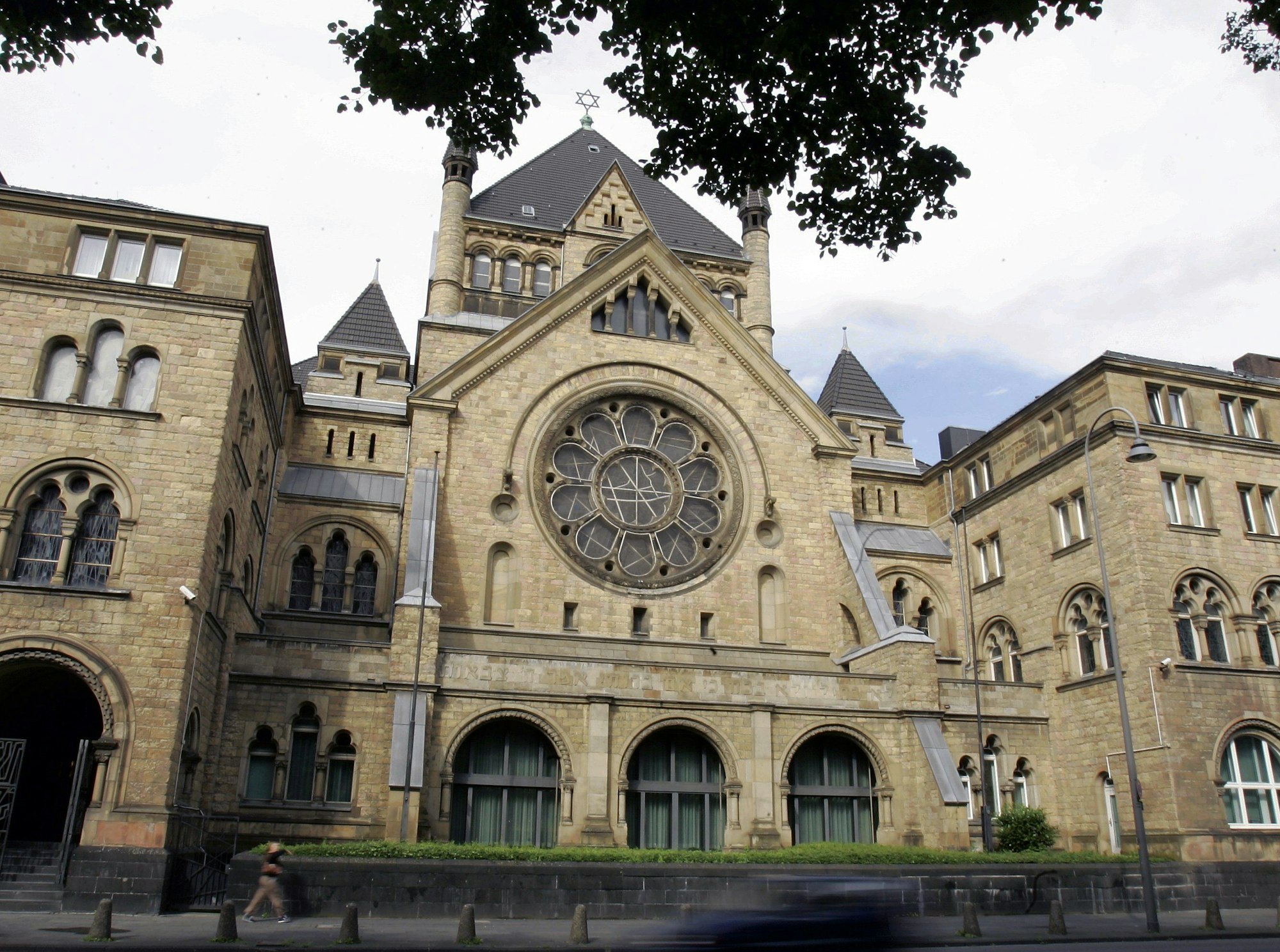 Die Synagoge ist ein prächtiges Gebäude und hat ein rundes Fenster in der Mitte, dass wie eine Blume aussieht.