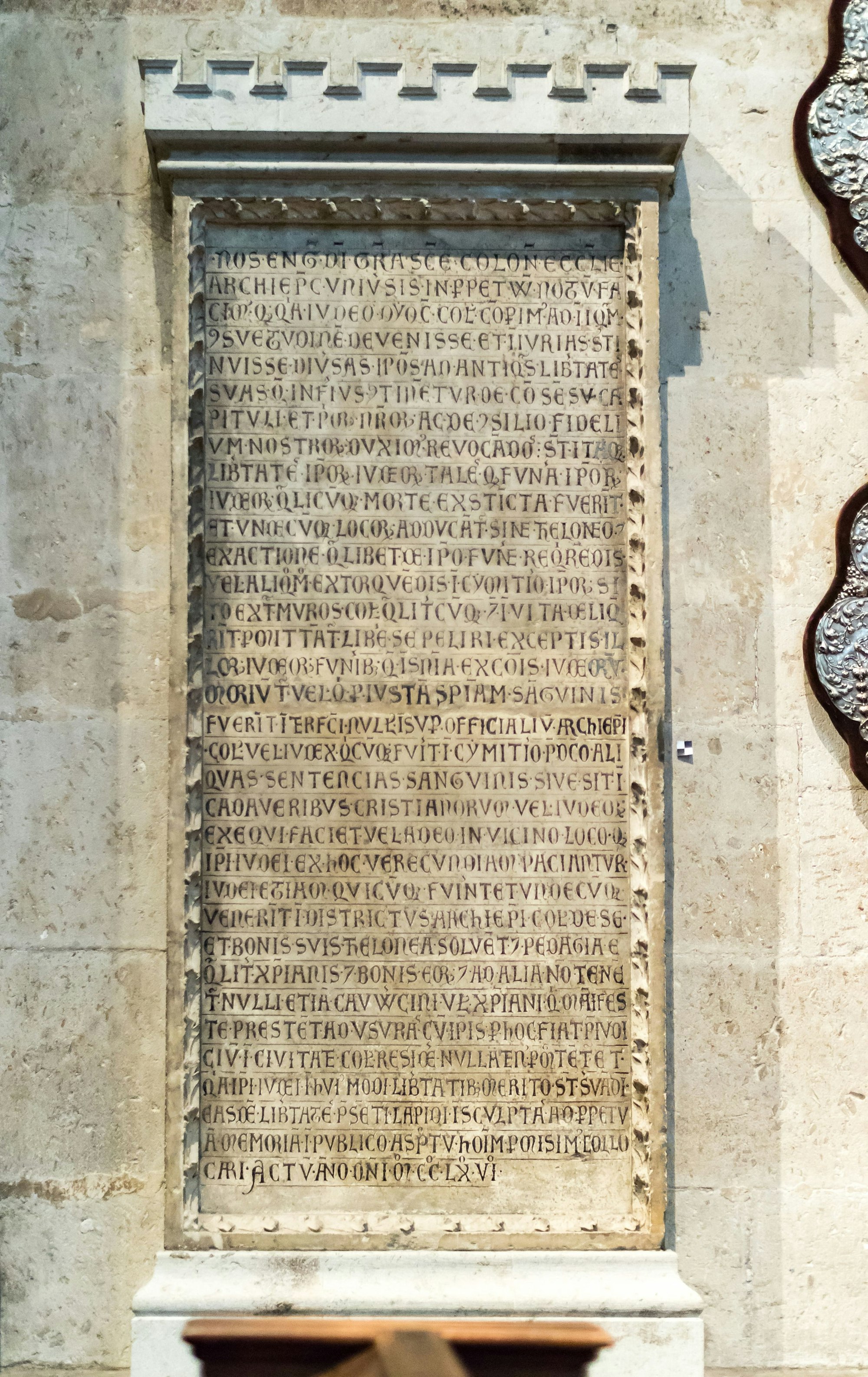 Zu sehen ist eine große Steintafel mit lateinischem Text.