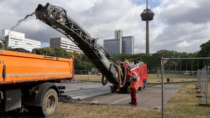 12.07.2023, Köln: Beginn der Sanierungsarbeiten am Nike Court im Grüngürtel.
Der Grüngürtel bekommt neue Sportplätze.

Foto: Michael Bause




