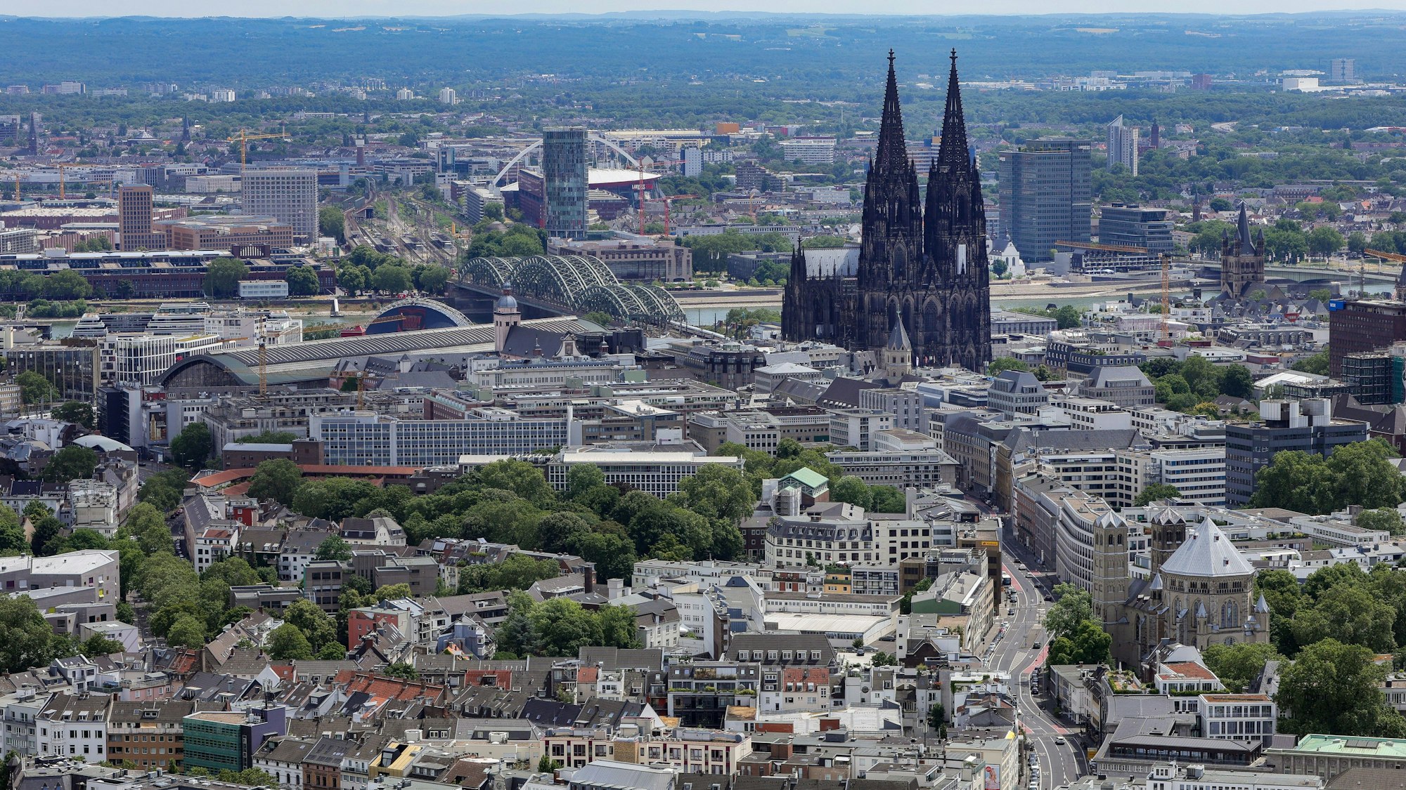 30.06.2023, Köln: Der Blick auf Köln vom Colonius.
Blick auf den Dom und das LVR-Hochhaus.
Foto: Michael Bause



