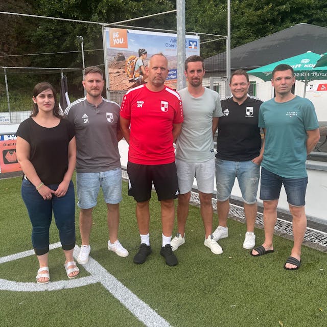 Zu sehen ist Vorstand des FV Wiehl mit Landesliga-Trainer Sascha Mühlmann.
