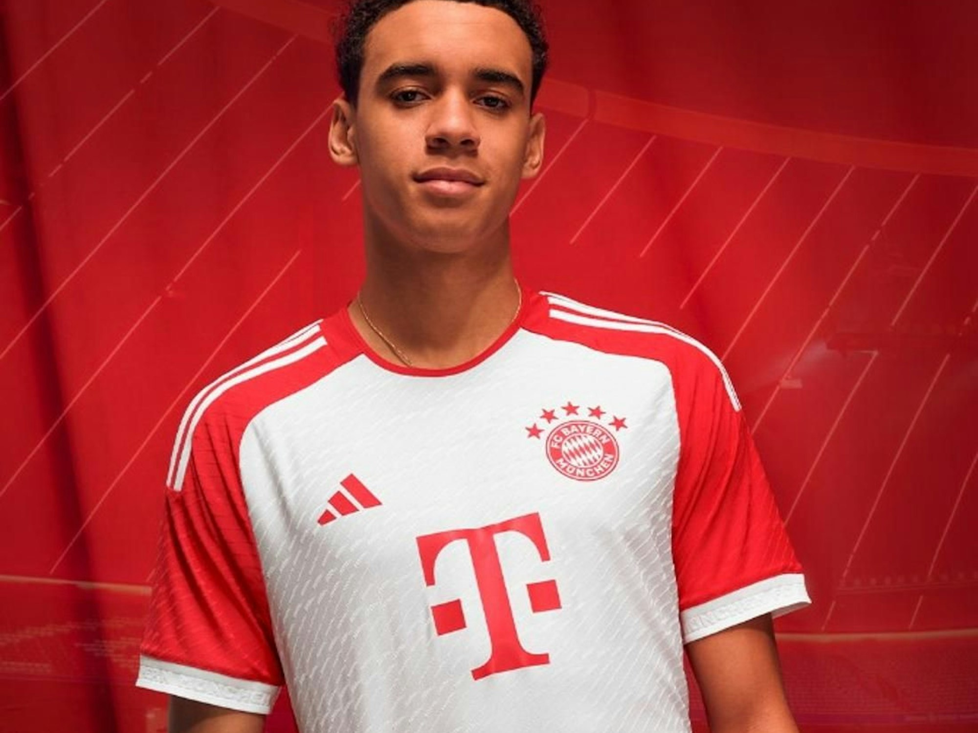 Bayerns Jamal Musiala posiert im Trikot des FC Bayern München für ein Fotoshooting.