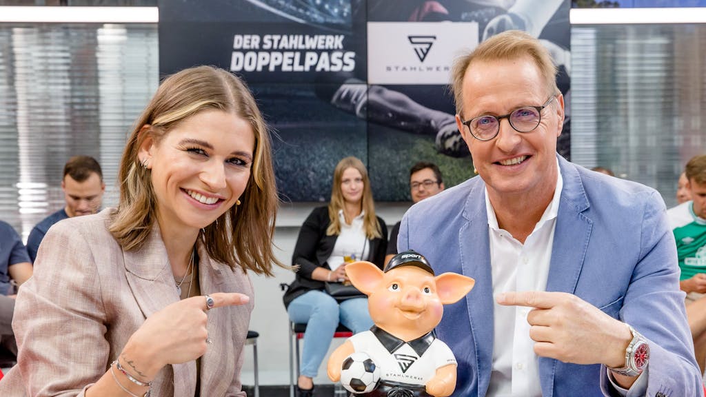 Jana Wosnitza und Florian König posieren mit dem Phrasenschwein beim „Doppelpass“.