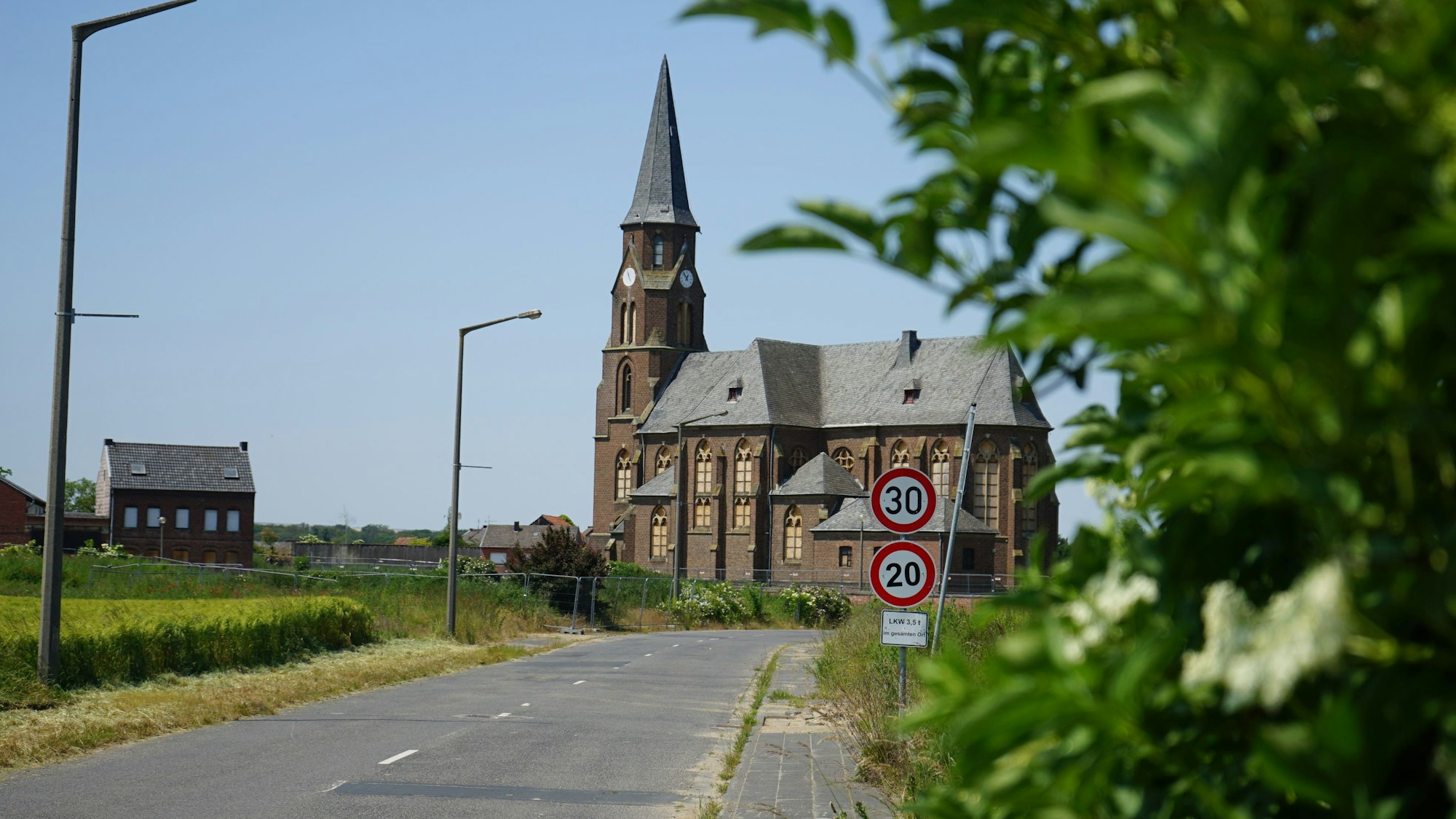 Das Bild zeigt die alte Kirche in Manheim, ein neugotischer Backsteinbau.
